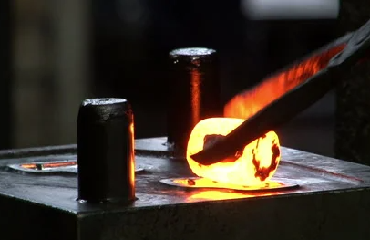 Directional vs. Uniform Force: How Hammer Faces Control Steel Movement