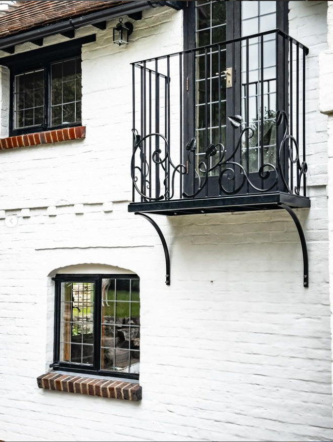 Juliet Balcony with landing 2.PNG
