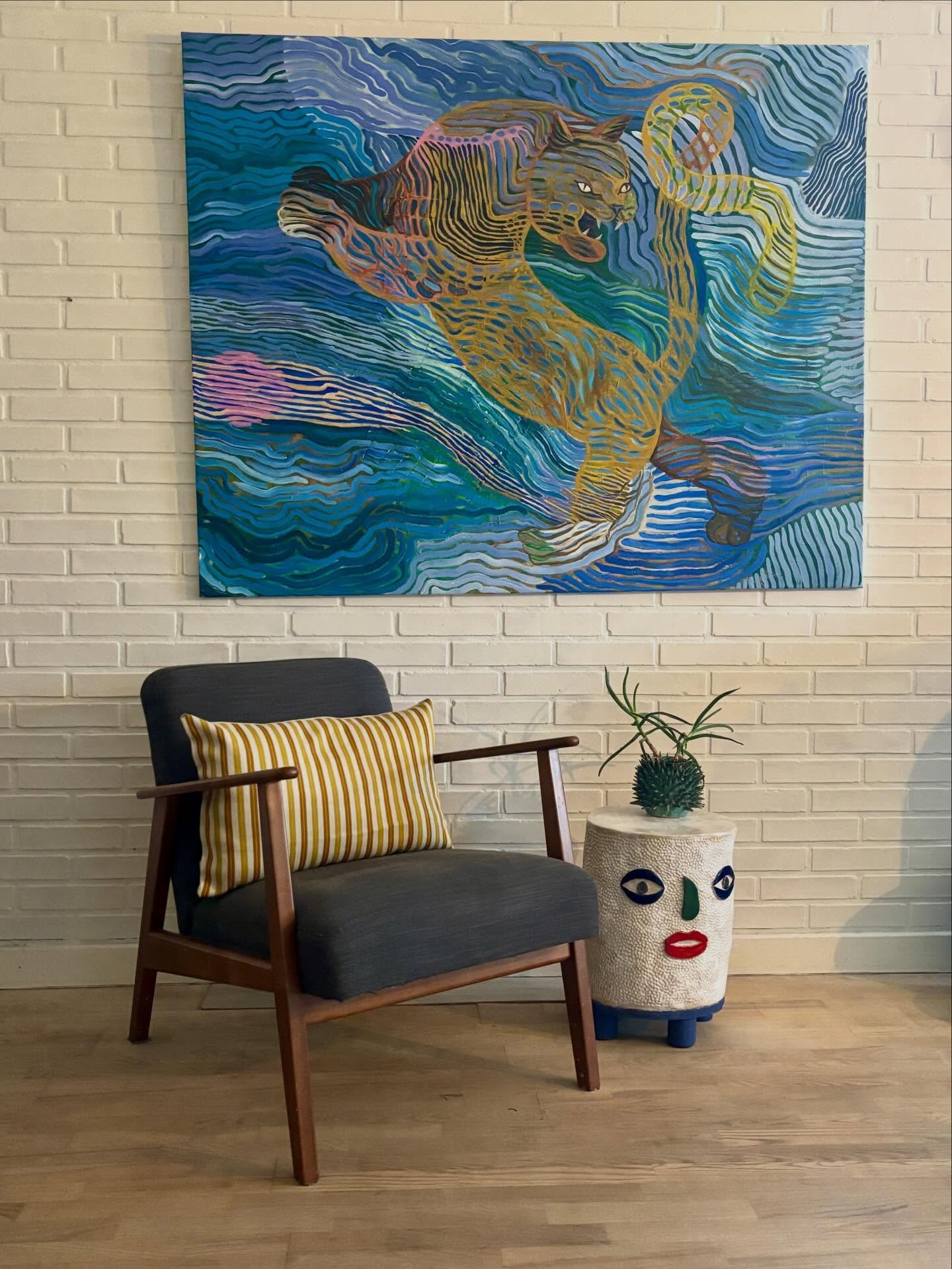 Decorating my home has never been first on my to do list, since I&rsquo;d rather sculpt and paint. But this time I made a nice little spot with my ceramics side table, a painting with a puma and a pillow sewn with fabric from @kjellerupvaeveri - I th