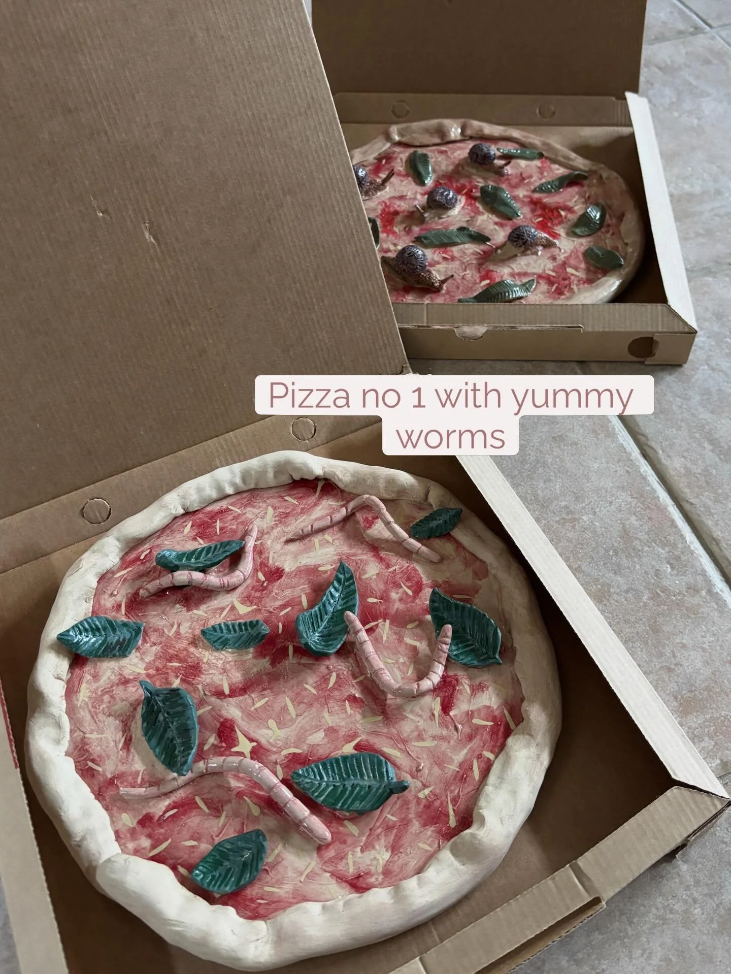 Wallhanging or standing in a original pizza box. Long lasting 🍕