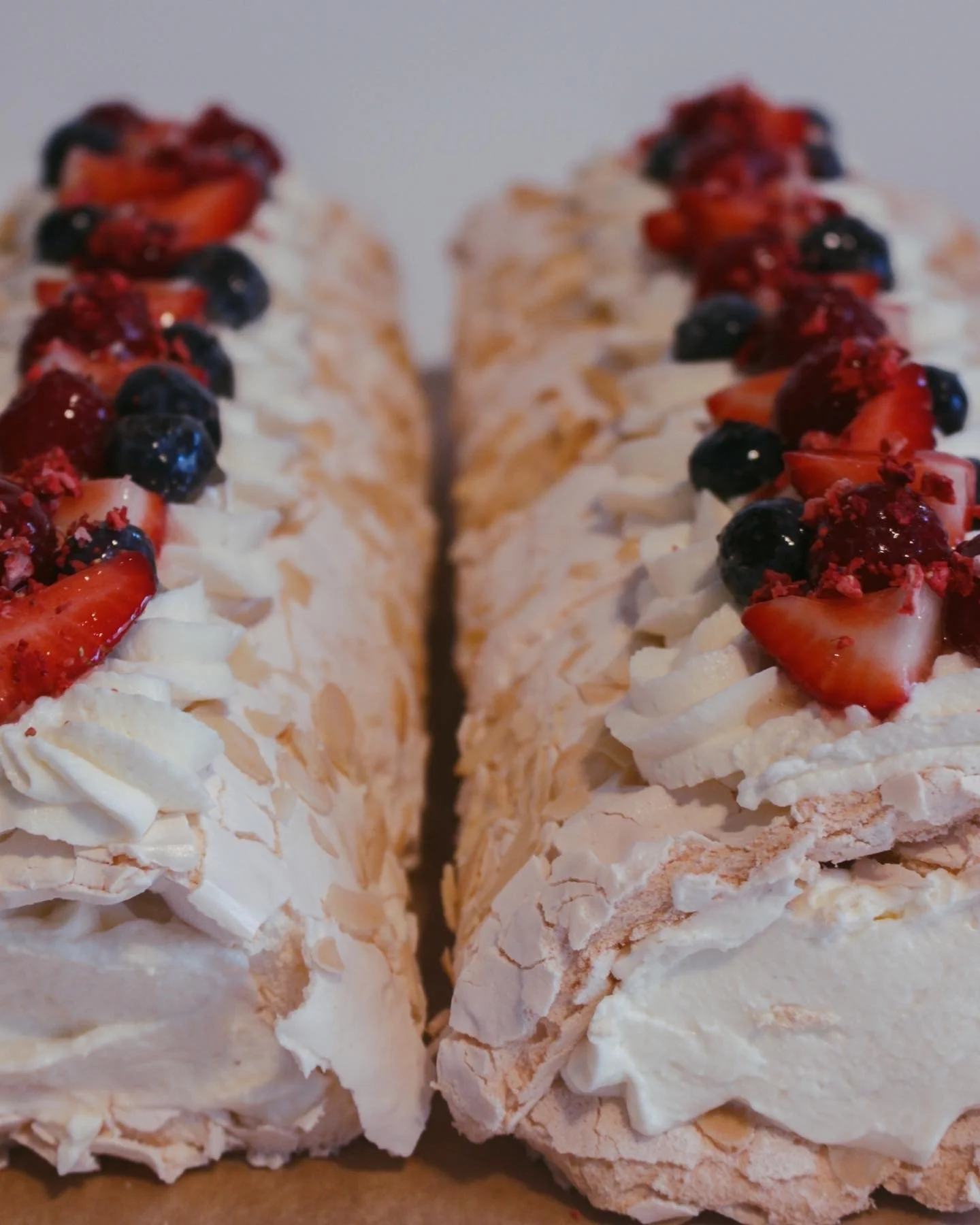 OGU MERINGA RULETE
(Berry meringue roulade)