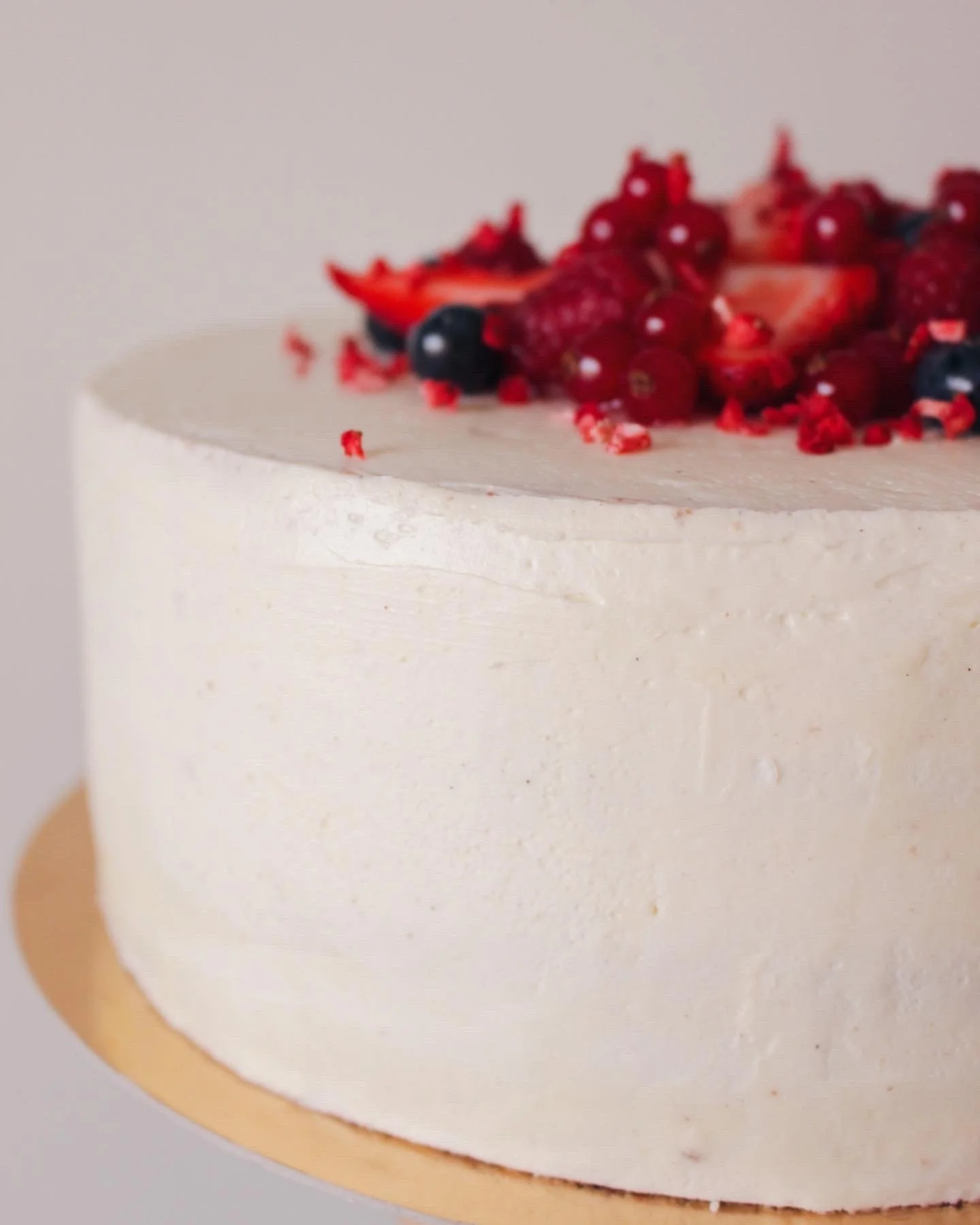 AVEŅU BISKVĪTA KŪKA
(Raspberry sponge cake)