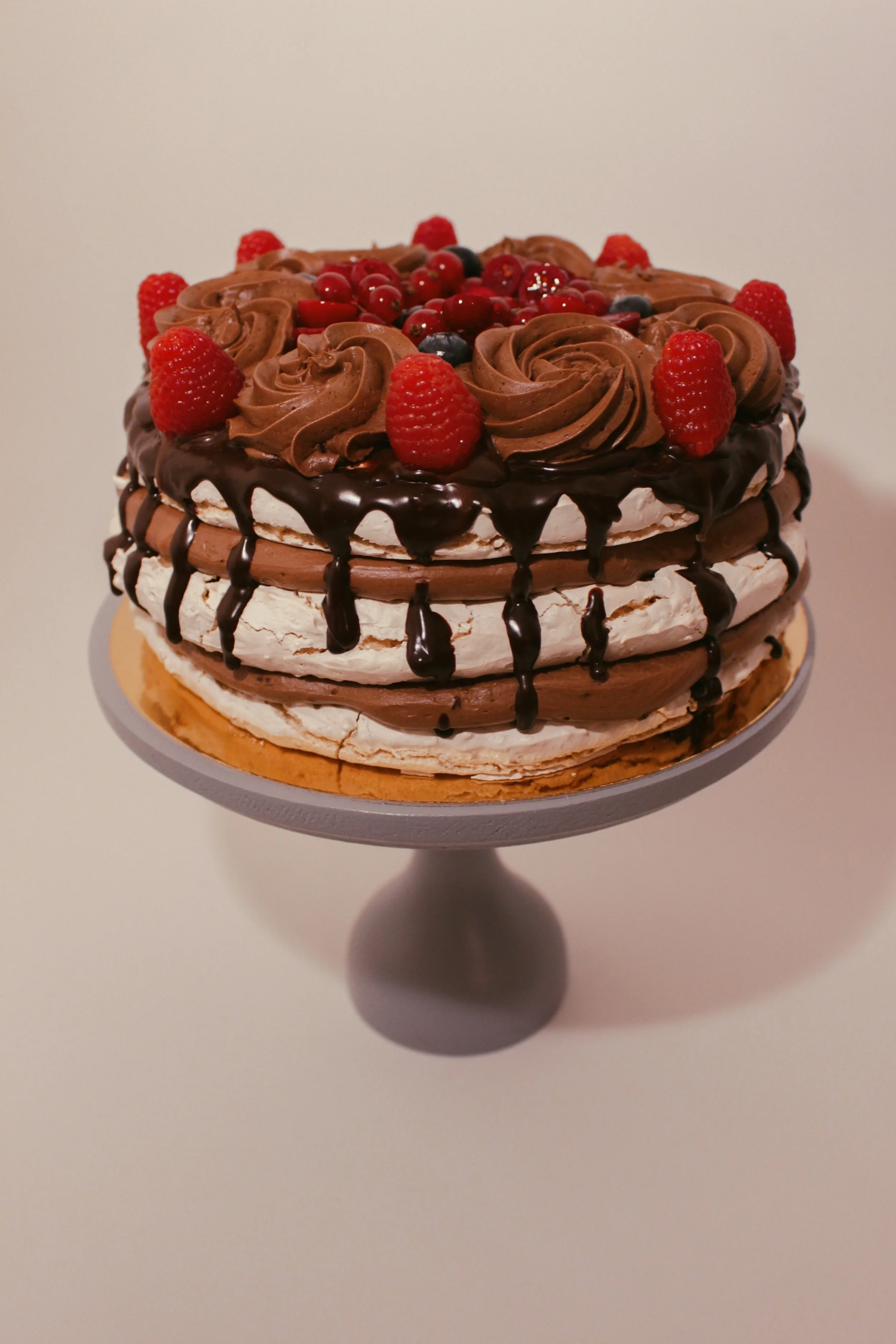 LAZDU RIEKSTU BEZĒ-ŠOKOLĀDES KŪKA
(Hazelnut meringue chocolate cake)