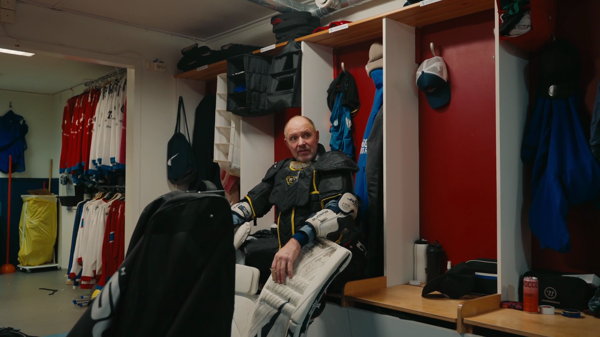 Thomas Ravelli som bandymålvakt S01E09