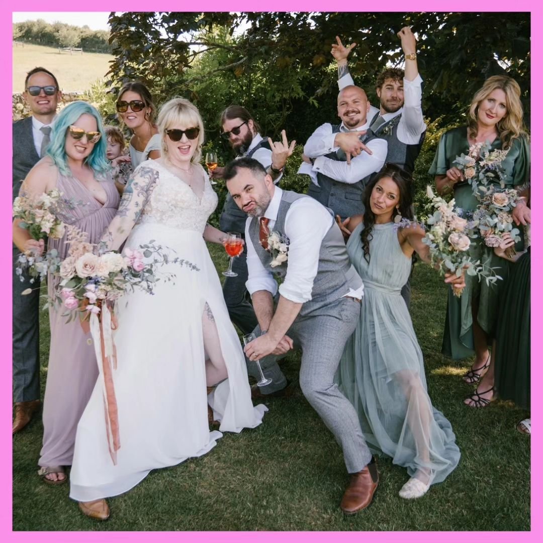 ⭐️GETTING GUESTS TOGETHER⭐️

Here&rsquo;s an amazing photo from Hayley &amp; Joe&rsquo;s wedding last summer - the perfect example of the point I&rsquo;m making below. They are from the UK but emigrated to Australia years ago, so their wedding was a 