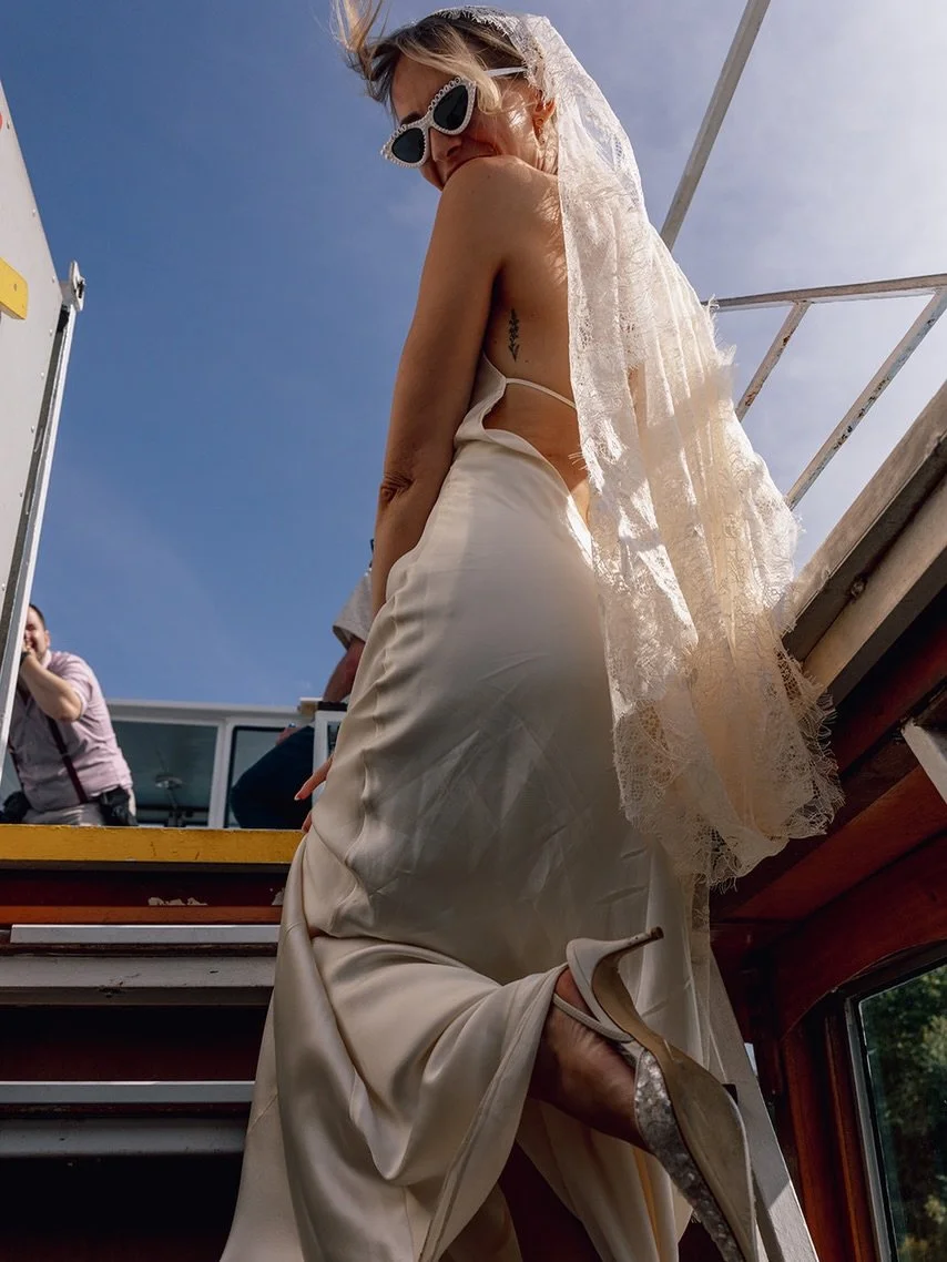 ⭐️BOAT PARTIES⭐️ 

Okay, so I have to admit to being slightly obsessed with these wedding photos from Chloe &amp; Aidan&rsquo;s wedding this summer!

When Chloe showed up at Orleans&lsquo;s House Gallery on the wedding day, she looked truly stunning.