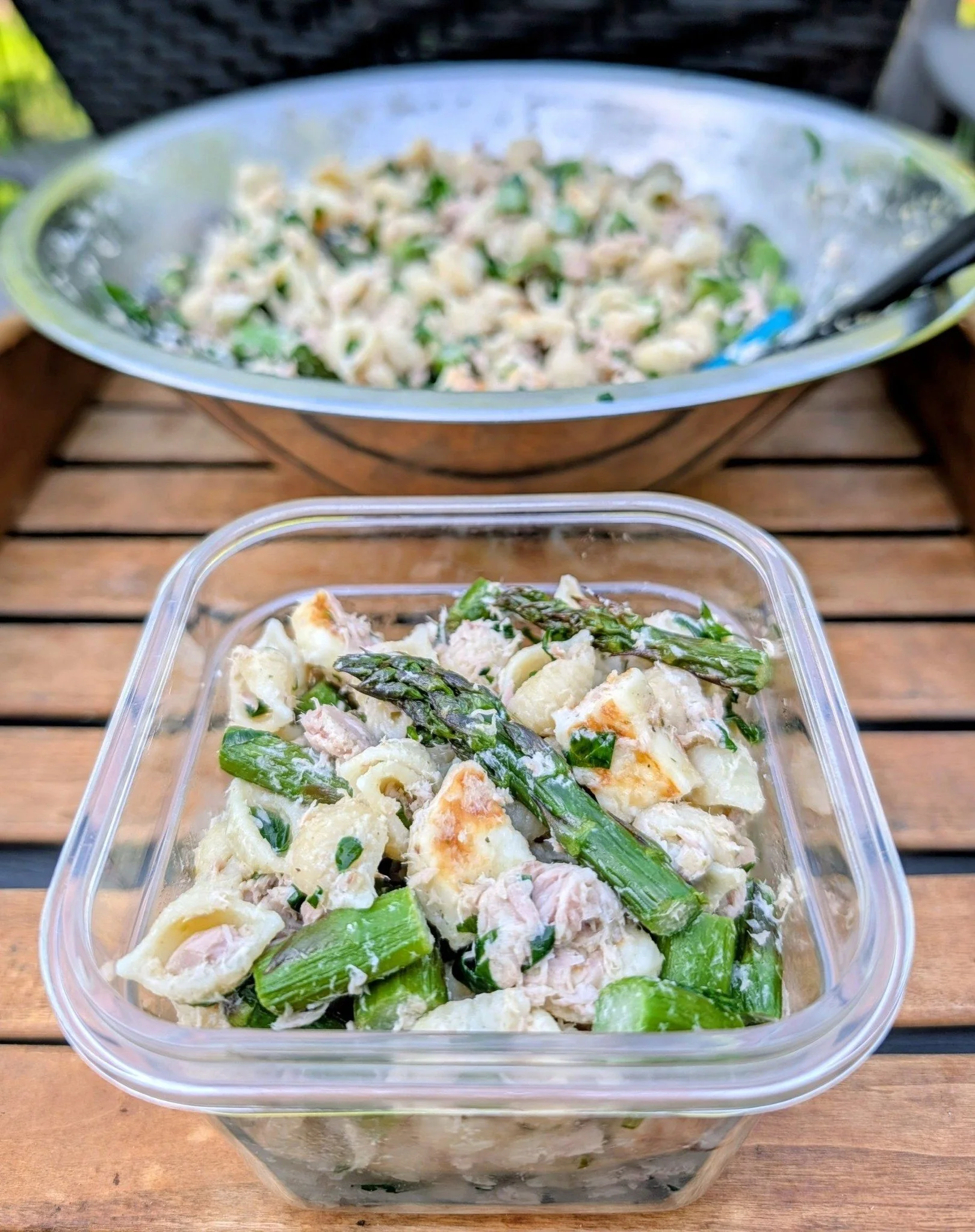 Salade de coquillettes au thon-asperge &amp; halloumi grillé