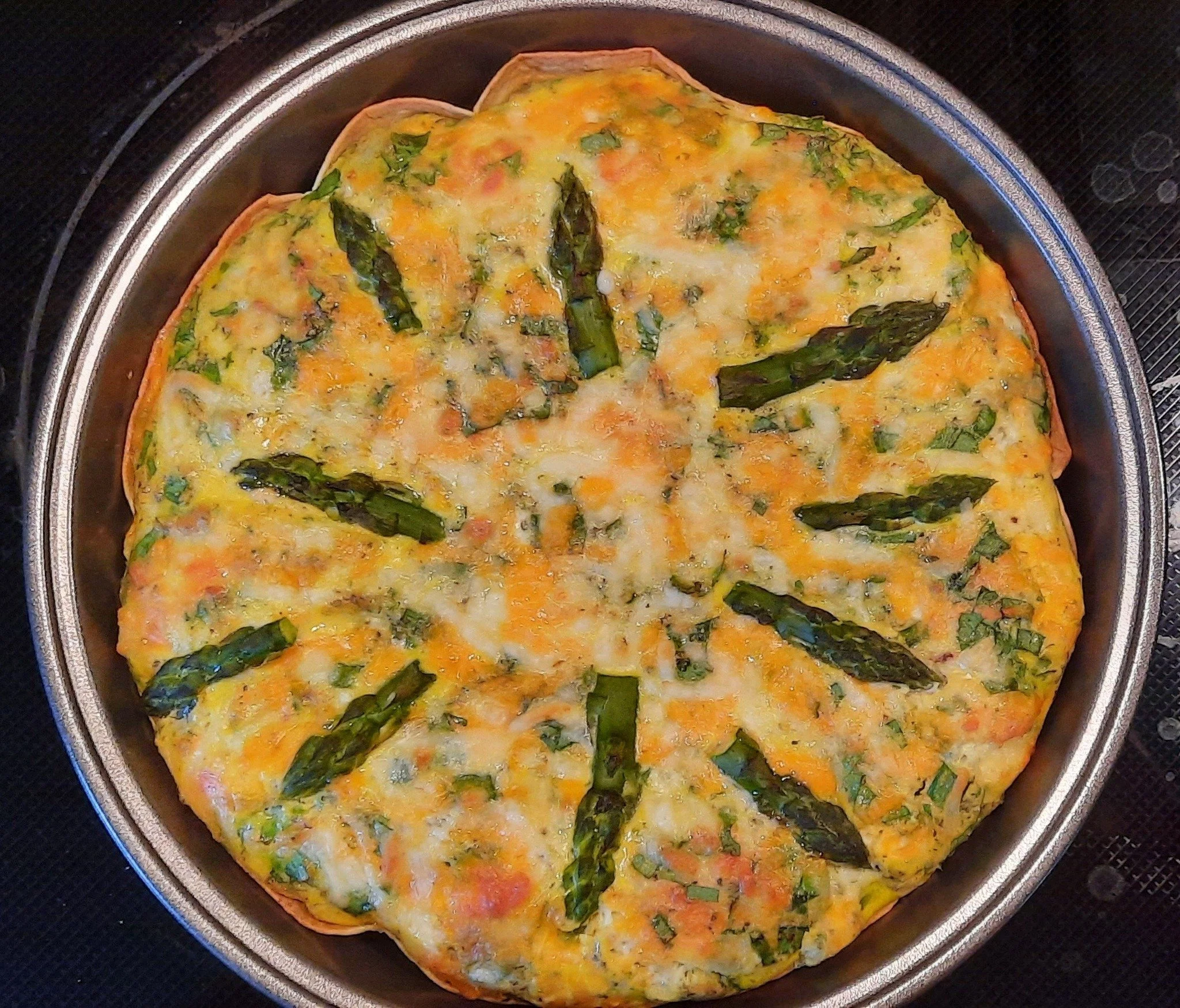 Quiche express aux asperges en croûte de tortillas
