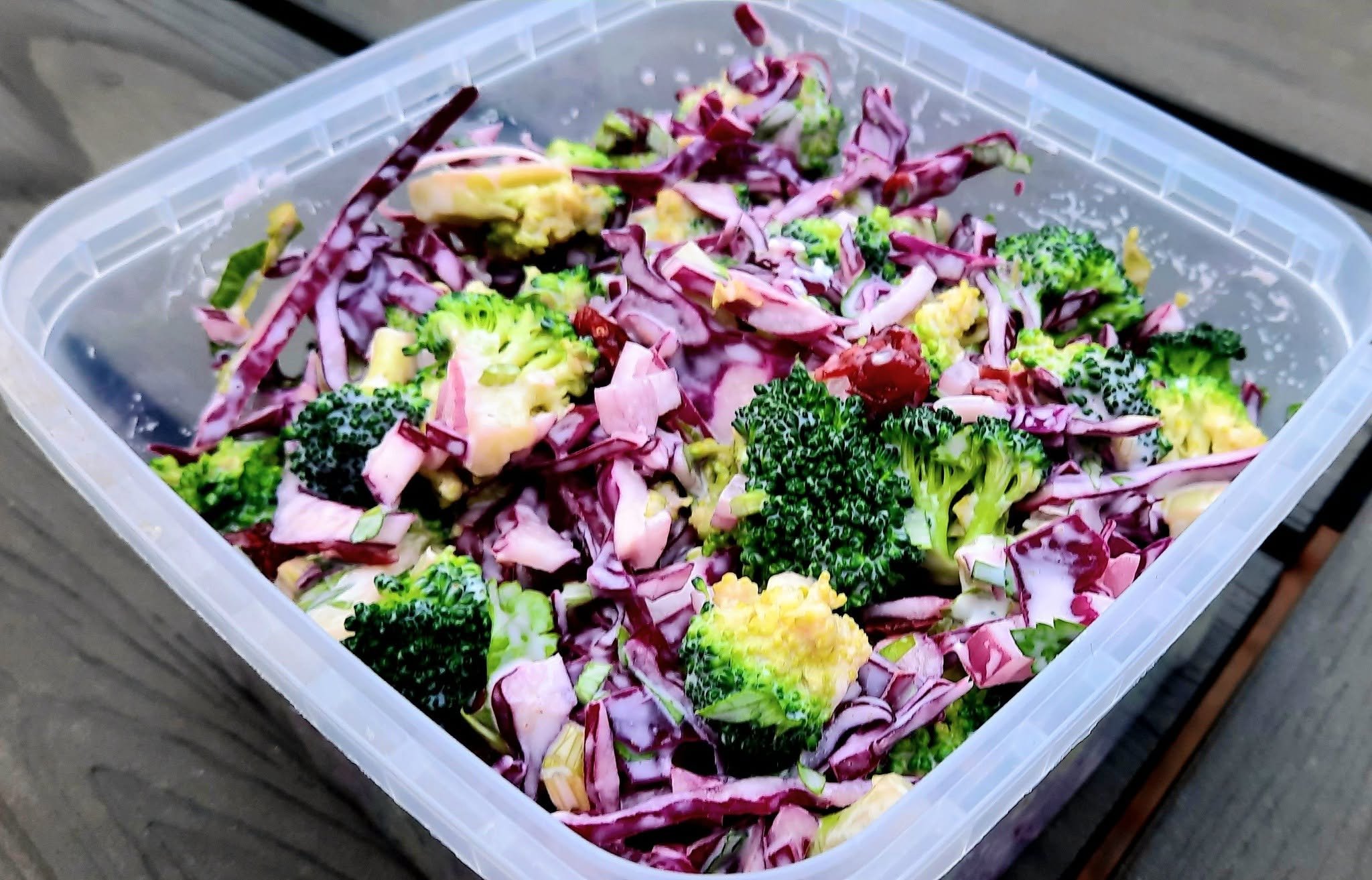 Salade de chou rouge, de brocoli et de canneberges