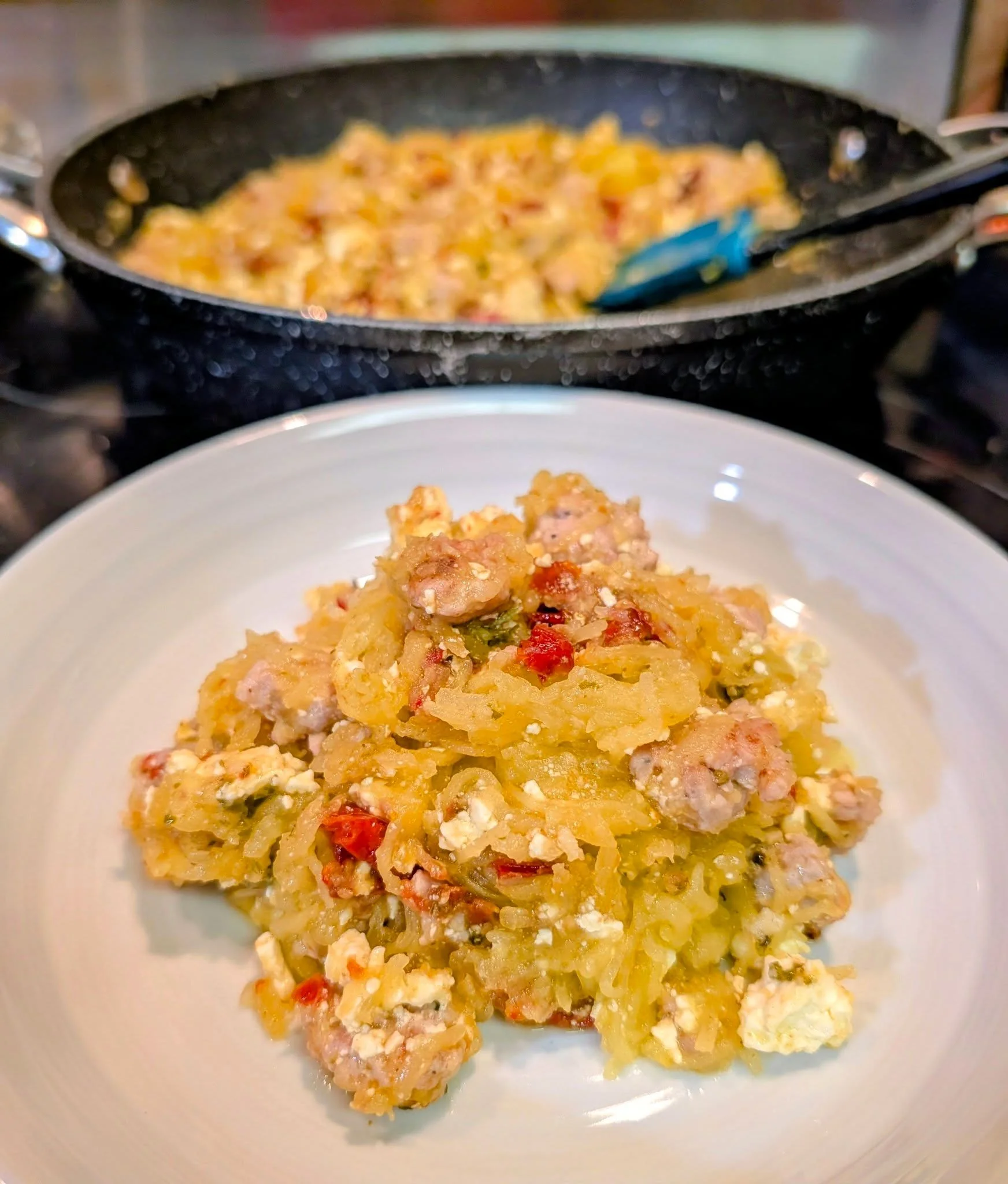 Casserole de courge spaghetti à la saucisse, au feta et aux tomates confites