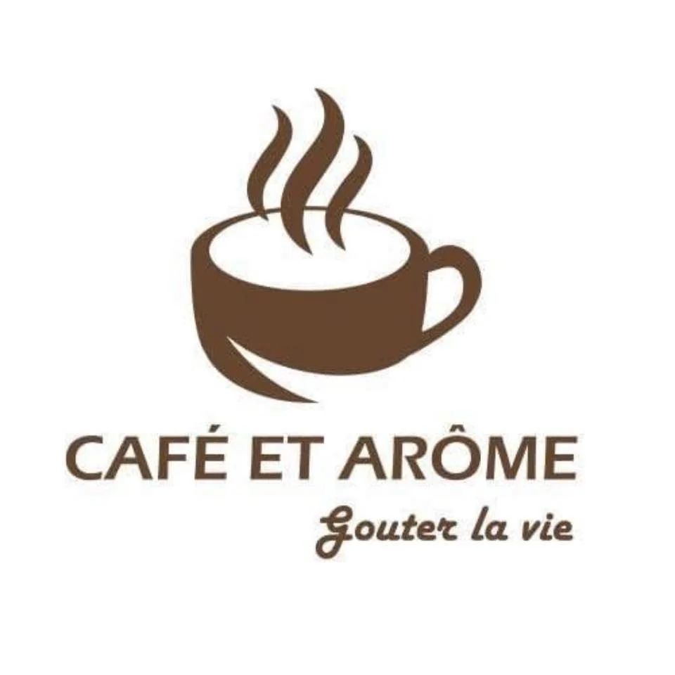 Logo d'une tasse de café avec de la vapeur, texte 'Café et Arôme' et 'Goutez la vie' en dessous.