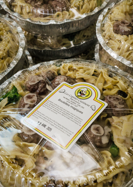 Plate de pâtes aux boulettes de viande dans des contenants en plastique sous film alimentaire avec étiquette.