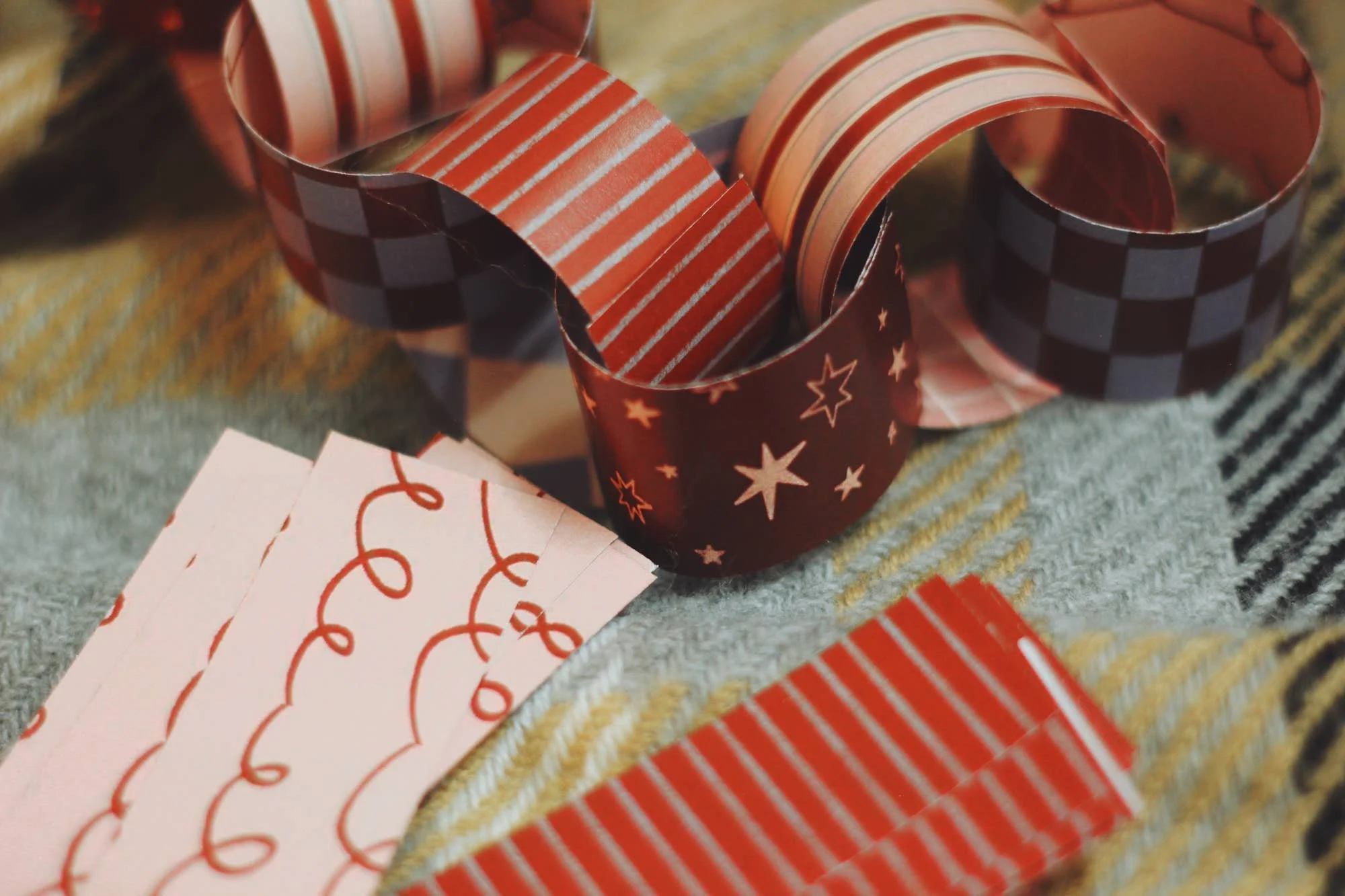 snuggle-up-paper-chain-kit-modern-traditional-party-decor.jpg