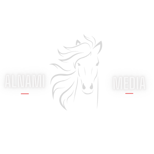 Schwarzes Logo mit einer Pferdekopfzeichnung in der Mitte, flankiert von den Wörtern "ALNAMI" und "MEDIA" in grauen Balken.