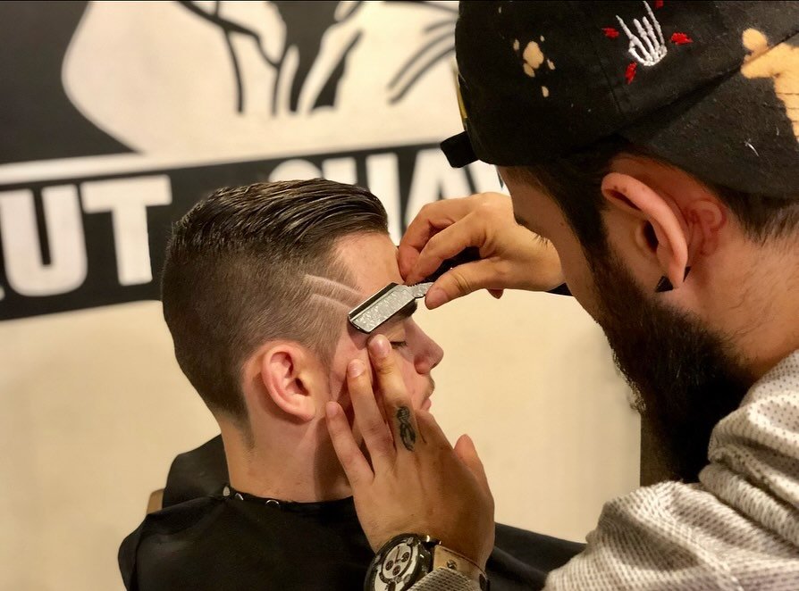 Clean lines, steady hands, and a chair that never cuts corners.
Classic shape-up, done the right way at BURKE &amp; PAYNE Barber Co.

Book your spot and keep it sharp.

✂️ Carlos

#BurkeAndPayne #PhillyBarber #PhiladelphiaBarber #SouthPhillyStyle #Cl