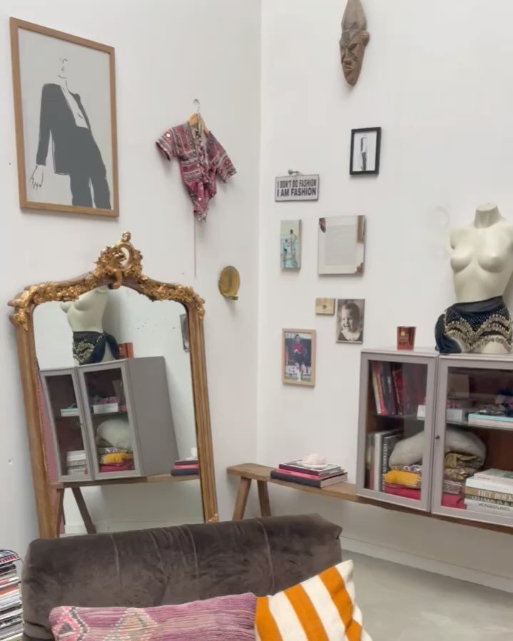 Een paar foto&rsquo;s en filmpjes van thuis❤️
Het was een druk weekje, bezig met interieurontwerpen, intake gesprekken gevoerd en we zijn ook veel op pad geweest voor het koffietafelboek nummer 3!

Ik heb onze dochter vandaag weer van Schiphol gehaal