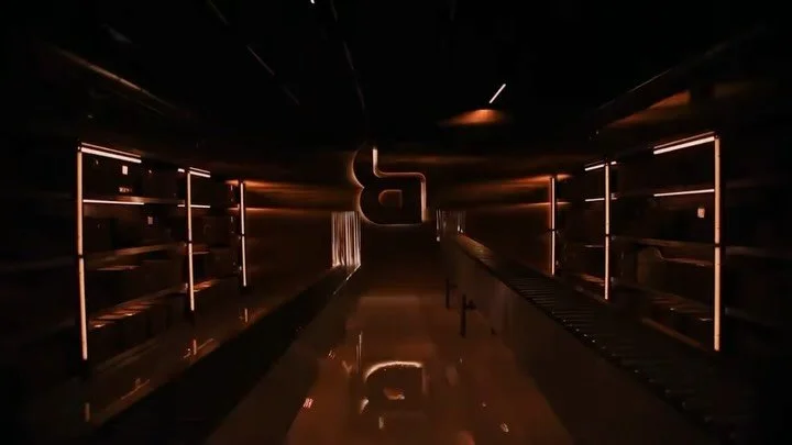 A fun kinetic set with a rolling conveyor, built by Konduit for the Hugo Boss 2025 holiday campaign. We&rsquo;d like to convey our gratitude to set designer @jackrflanagan for the work 😊📦🧸