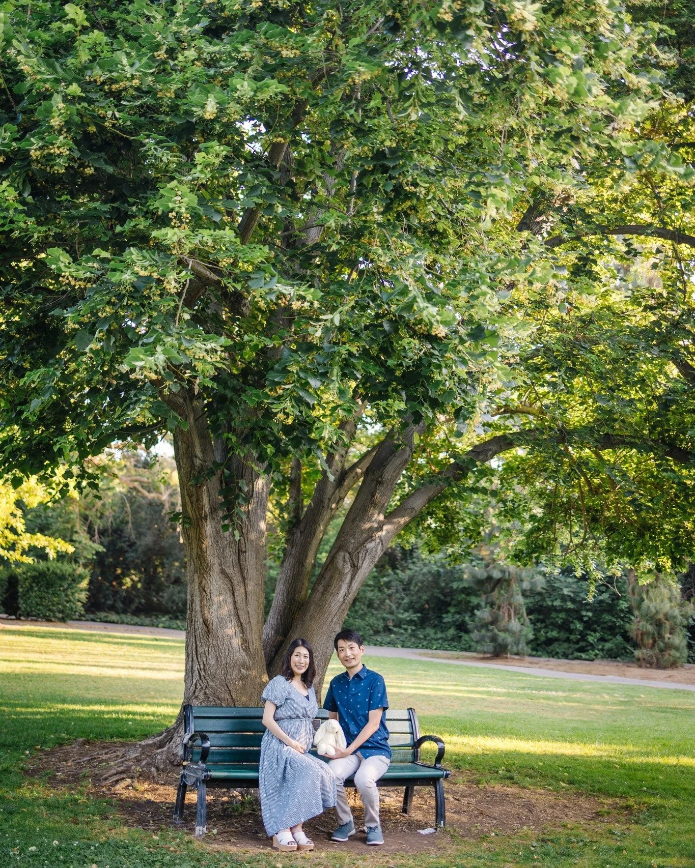 For maternity sessions, I love talking with families before the shoot as they bring special items like ultrasound photos, baby&rsquo;s first shoes, or tiny outfits♫
Dreaming together about the journey before birth and the excitement after is such a h