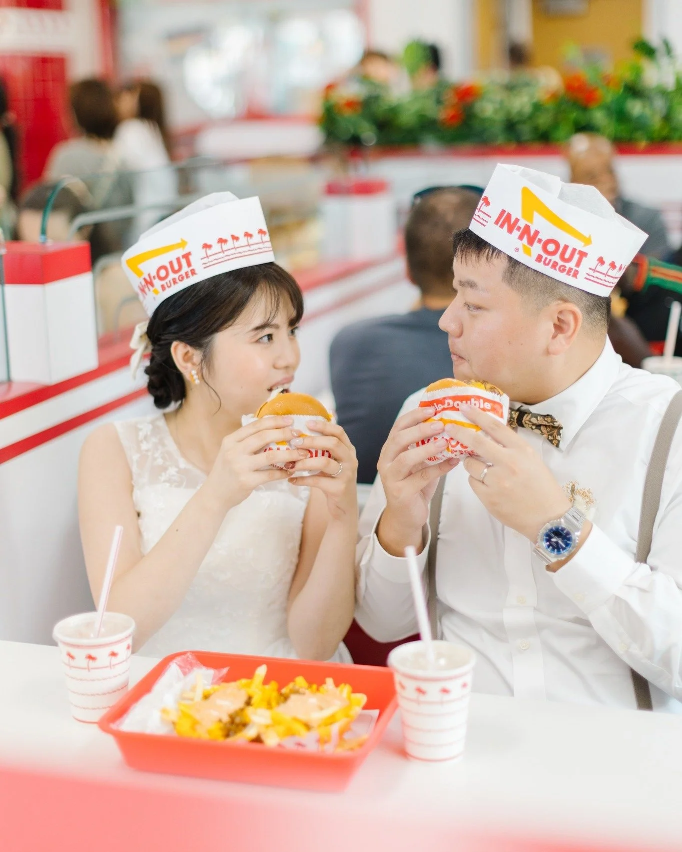 1948年にカリフォルニアで創業の大人気In-n-Outへ🍔ランチ休憩＆フォトスポットを兼ねました♫紙のハットもいただきとってもかわいい撮影ができました✨📸

Hair &amp; Make: @izumi0810 

#ロサンゼルスフォトグラファー #前撮り #ウェディングフォト #サンタモニカ #LA撮影 #海外ウェディング #innoutburger🍔🍟 #インアンドアウト 

We even stopped by In-N-Out Burger during the shoot 