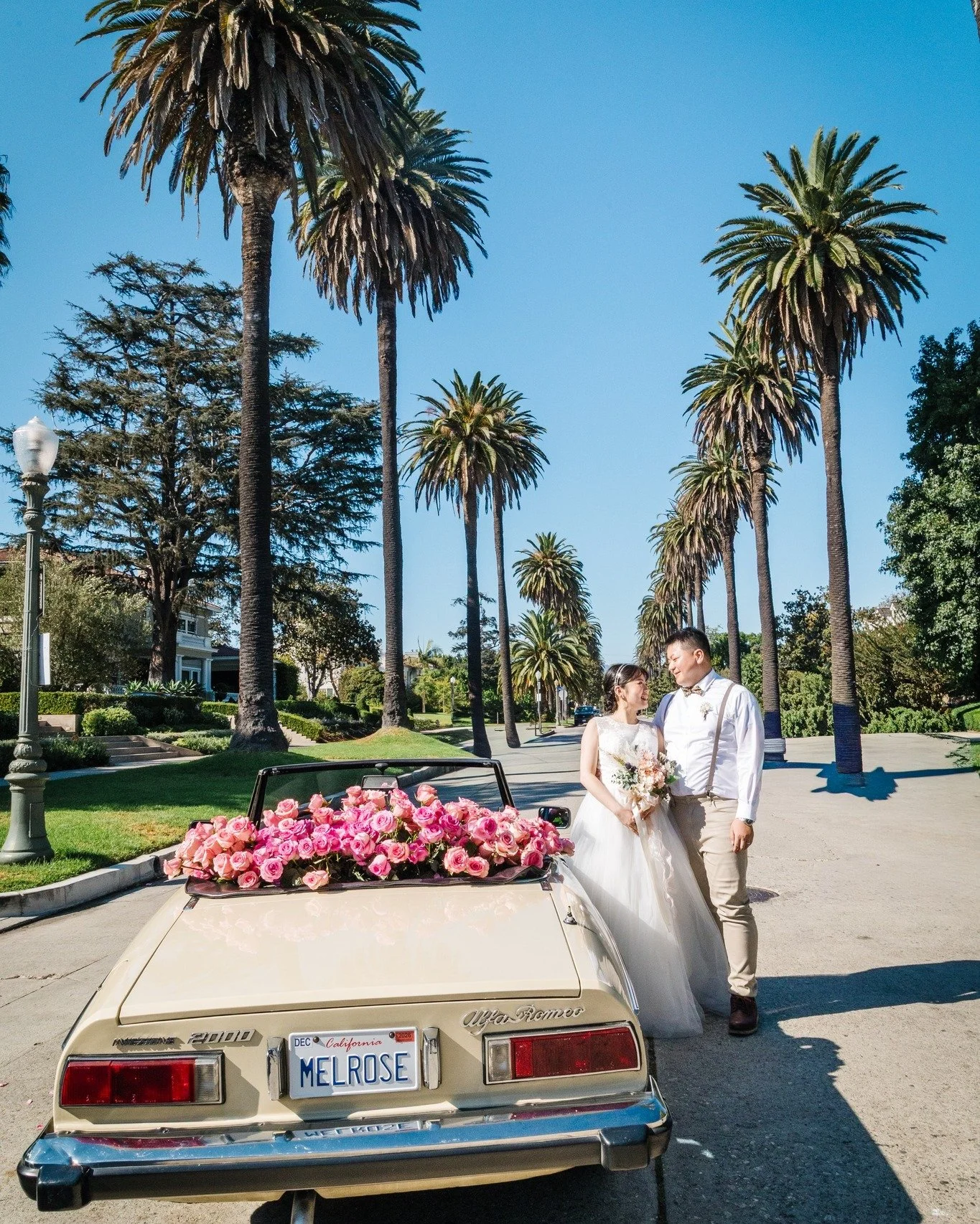 ハリウッドサインの見える道で撮影を行っていたらまさかのコマーシャル撮影が！邪魔しないようにひっそり私たちが撮影したらまさかのこっちへこいこい！と。もうすぐ休憩だからこの車を使って撮影していいよとの事✨お客様と一緒にさらにアメリカが好きになった瞬間でした❤

Hair &amp; Make@izumi0810 

While we were shooting on a road with a view of the Hollywood Sign, we unexpectedly came acro