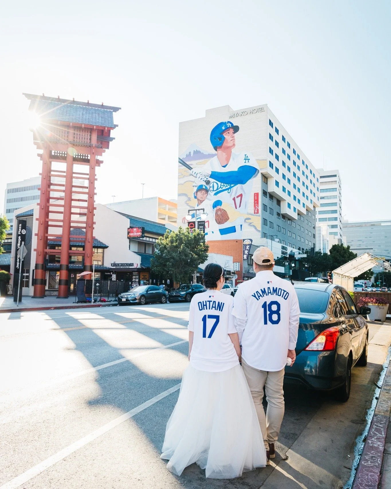 ロサンゼルスツアー最終地点は大谷選手の壁画があるリトル東京！こちらは大人気のフォトスポットで私も毎回訪れる旅に記念撮影しております！

お二人と巡るロサンゼルスは新しい発見がたくさんありとても楽しい1日でした✨

Hair &amp; Make &amp; Super Assistant &amp; Driver❤: @izumi0810 

#大谷選手
#otani
#hollywoodsign
#venicesign
#route66
#santamonicapier
#santamonic