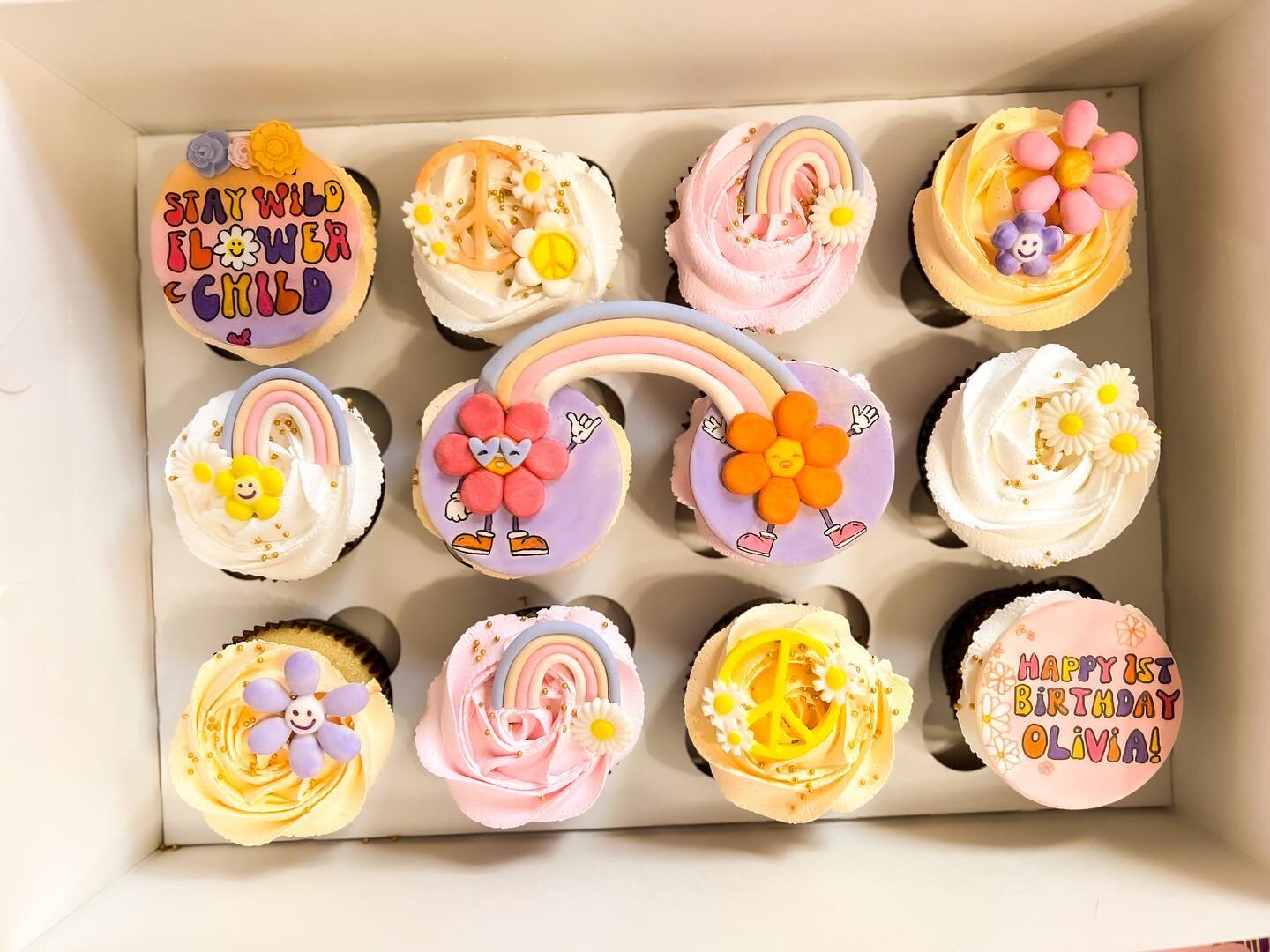 Groovy cupcakes with a twist! 🌼✌️ I decided to connect two toppers for the first time ever, creating a rainbow bridge of deliciousness. 🧁🌈 Spread the flower power and let me know how I did! 🎂🌸🍰
