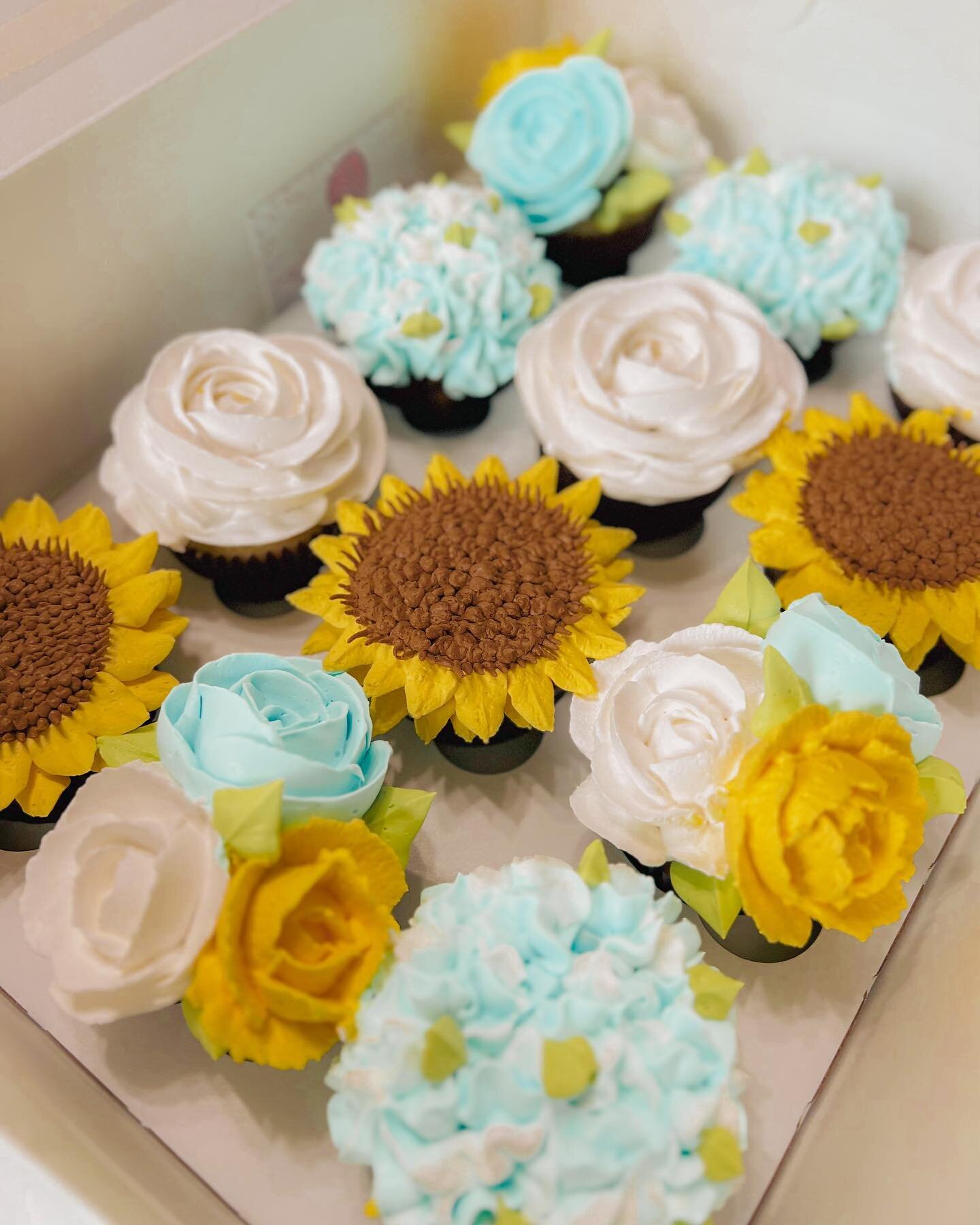 🌻🧁 Blooming with flavor this fall season! 🍂🍁 These cupcakes are like little bursts of sunshine on these crisp autumn days.

Indulge in the warm embrace of my seasonal favorites, from pumpkin spice to butter pecan. Each bite is a taste of fall mag