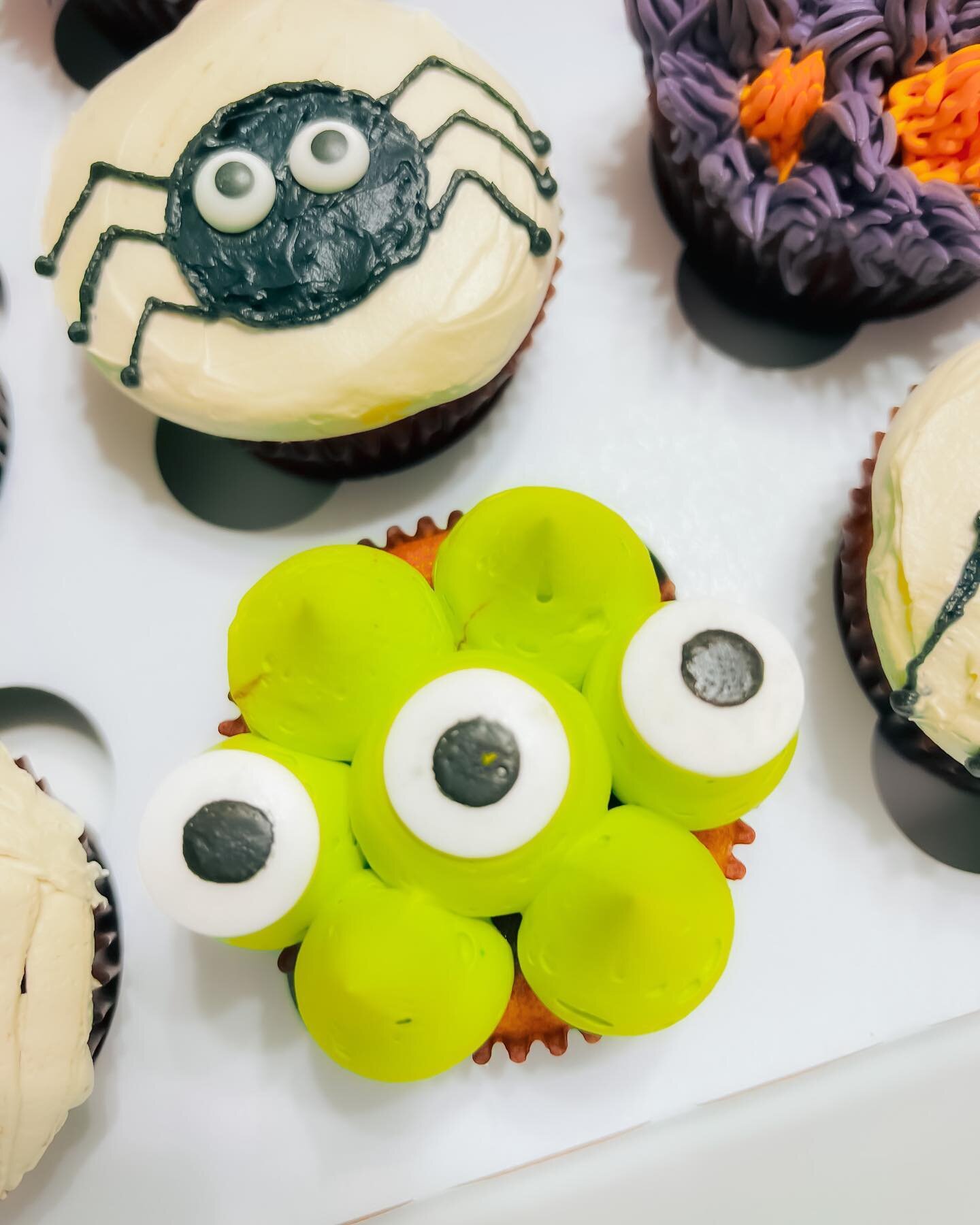 🕷️🍰 Unleash the cutest monsters in town! From furry fiends to green-eyed ghouls, my Halloween cupcakes are to die for! Dare to try one? Order Willow Tree Cupcakes if you dare! 🎃👻
