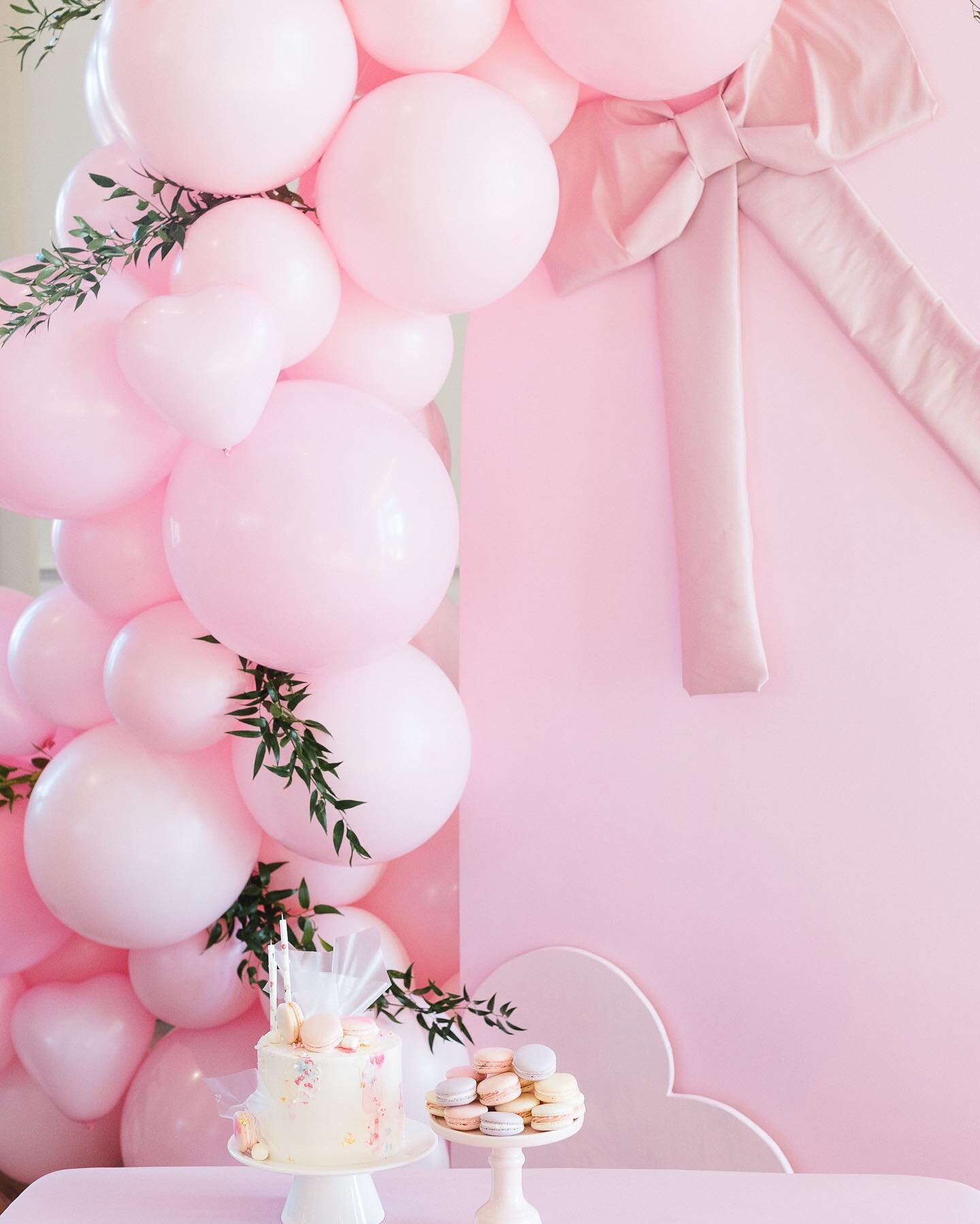 🎀All the pink to celebrate Valentines Day🎀

Balloons/Backdrop : @elderflower_design 
Planning : @partylittlethings 
Photo Credit : @katherine.mei.photo