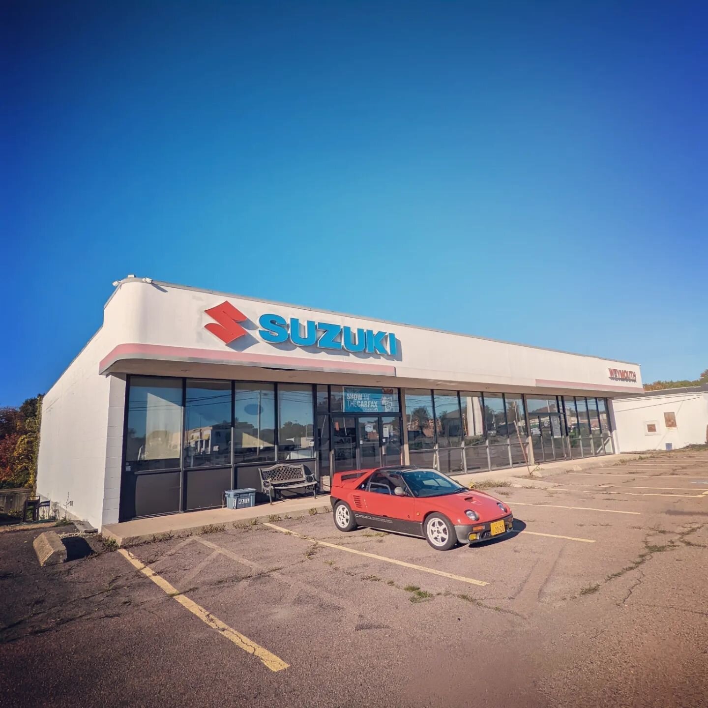 Realized there was an old decrepit Suzuki dealer building near by that still has its signage up. Stopped by for a few quick photos with my Suzuki Cara.

#suzuki #suzukicara #pg6ss #pg6sa #autozam #autozamaz1 #jdm #jdmcars #jdmcar #carlife #car #aband
