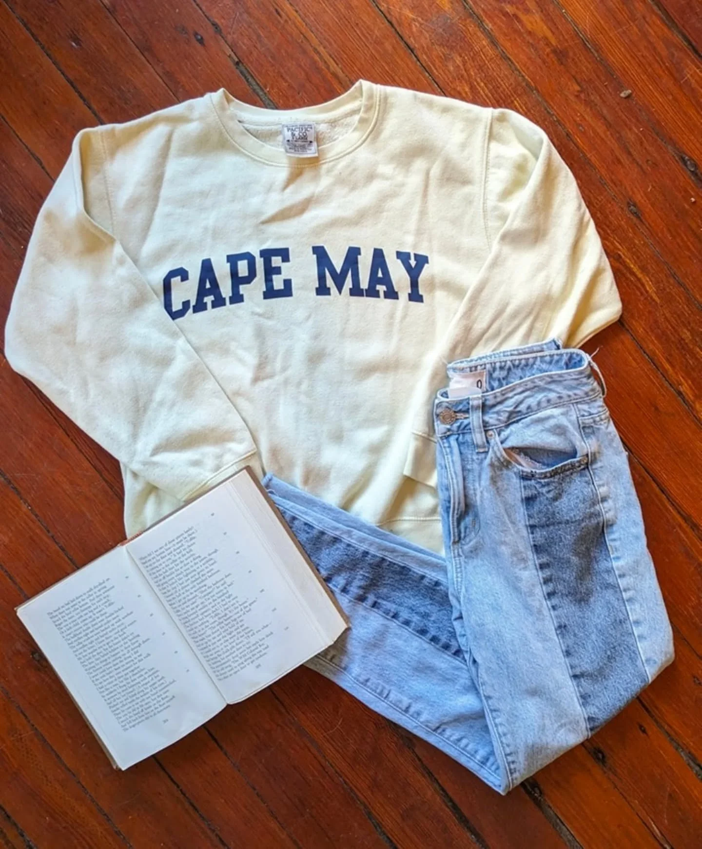 It's sweatshirt on the beach kind of weather 🌡️🍂

#capemay #thrifty #shopsecondhand #slowfashion #sustainablefashion