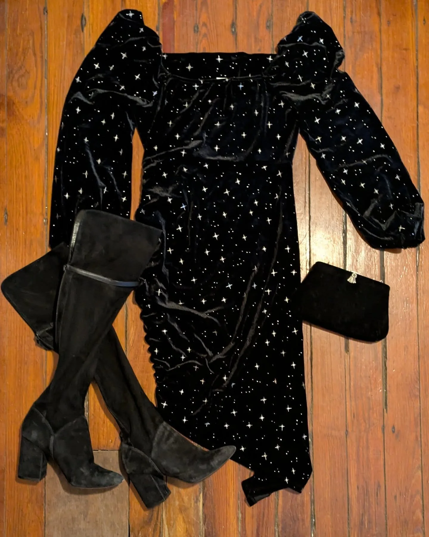 There's nothing better than thrift finds that make you shine ✨ what holiday party are you wearing this to?

#thriftmas #thrifty #shopsecondhand #phillythrift