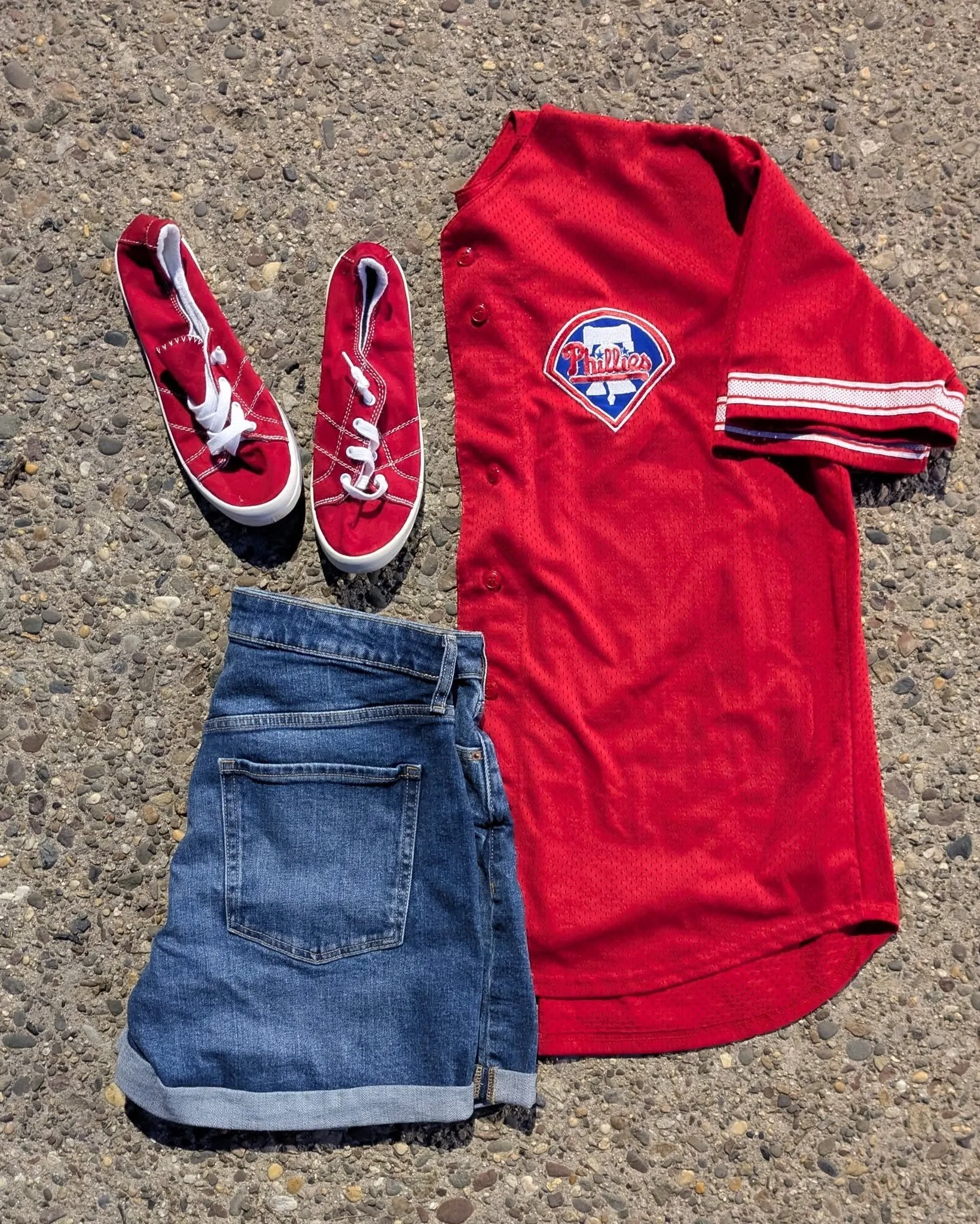 When the outfit costs less than the stadium snacks 😅💚 Stop in and find the perfect outfits to enjoy all of your summer fun!

#philliesbaseball #mlbmerch #thriftfinds #thriftinghaul #secondhandshopping #thriftshopping #shopsecondhand #phillythrift #