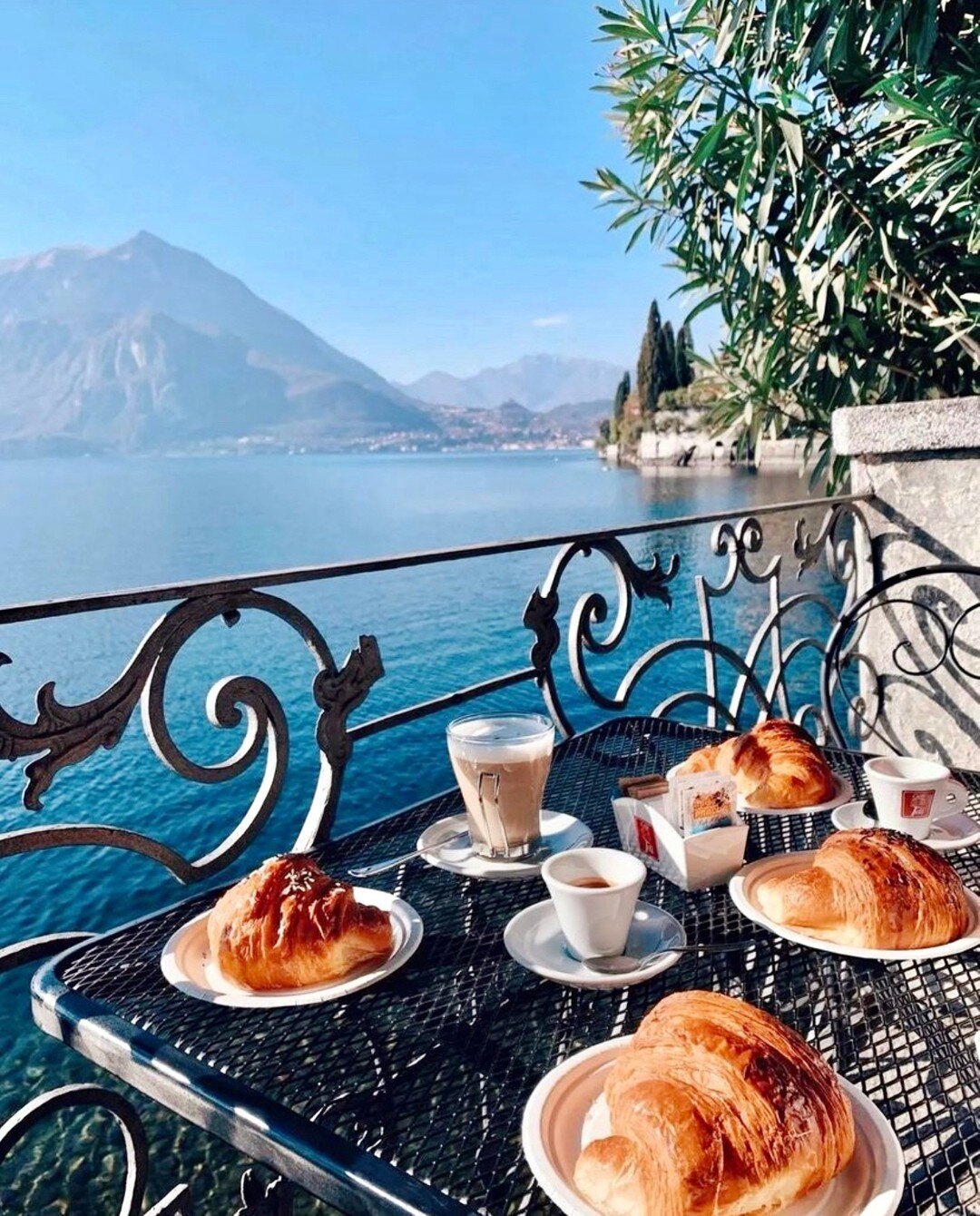 Lake Como weekend vibes ✨ ​​​​​​​​
​​​​​​​​
How do you like to start your weekend? 🥐

.
.
.
.

#croissant #lakecomo #lakecomoitaly #lakecomolife #weeekendvibes #saturday #coffee #coffeetime #coffeelover #croissantlover #lagodicomo #lakecomowellness 