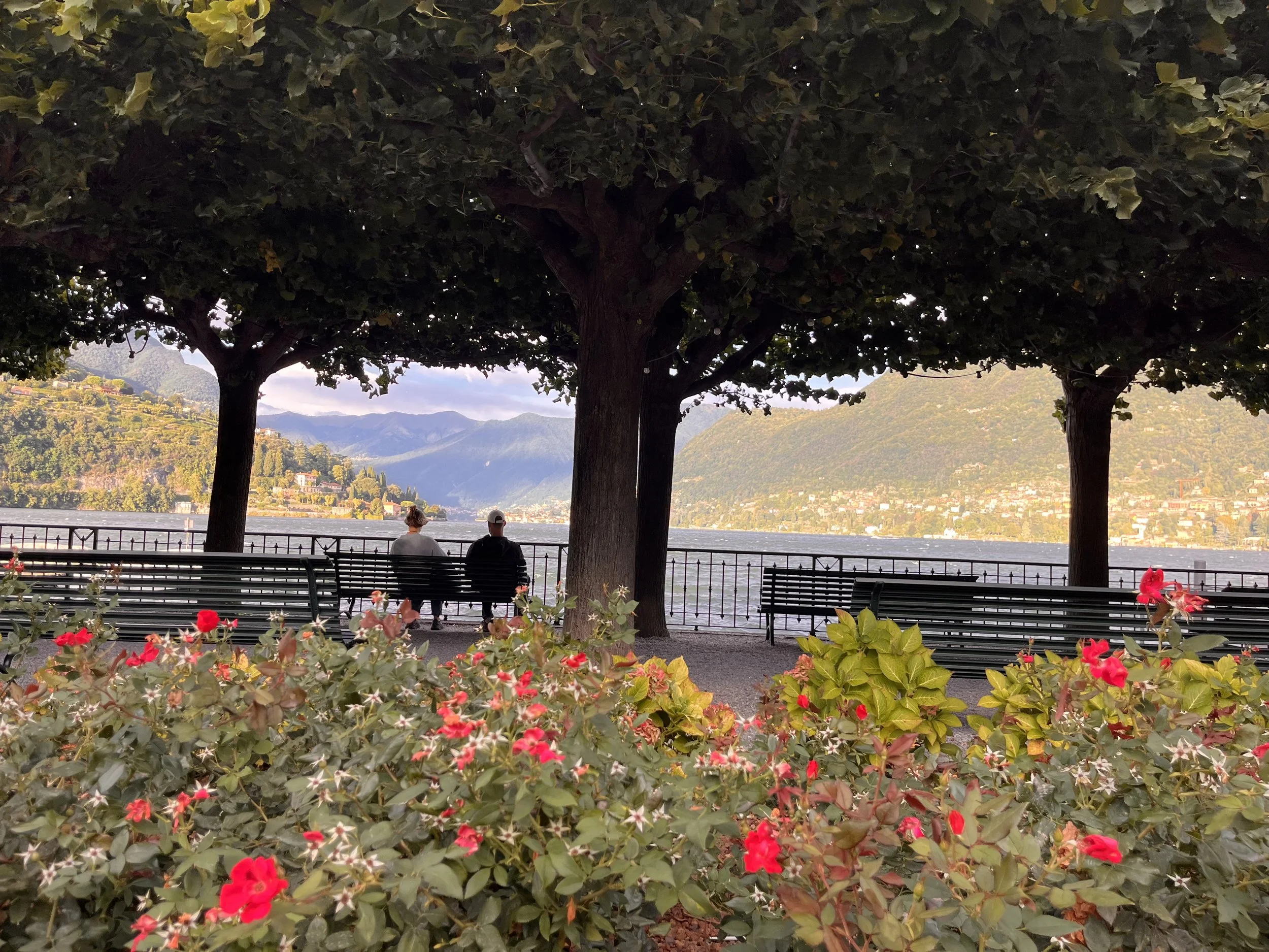 2 people sitting on a bench, enjoying the lake view in Cernobbio
