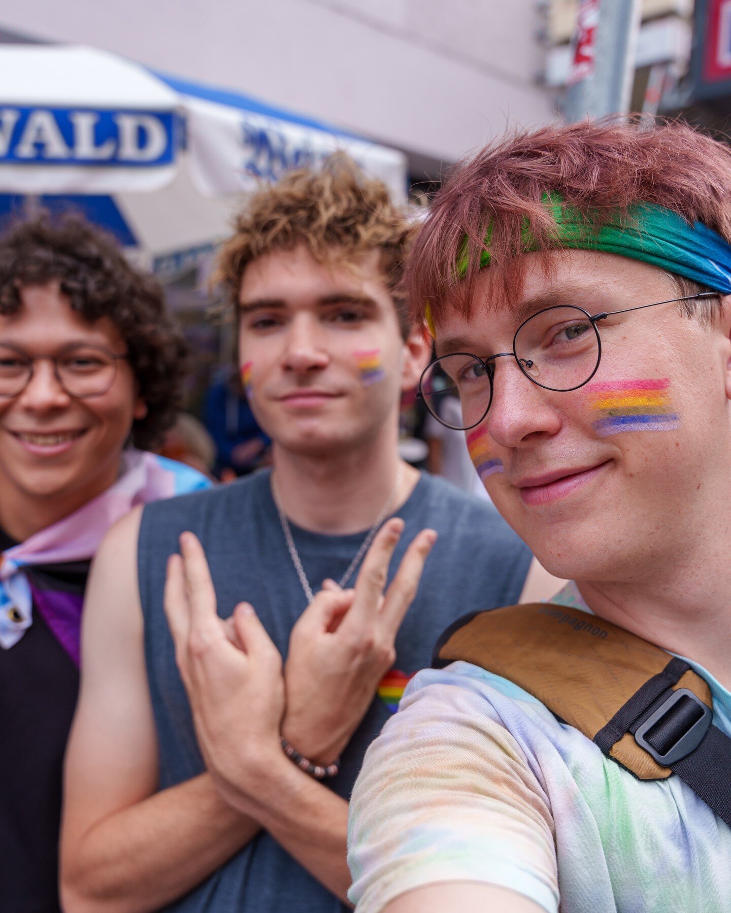 CSD Stuttgart mit meinen liebsten Freunden aus beiden Welten 🇦🇹🇩🇪(und 400 000 andere)! 
.
Der wundervolle Tag wurde am Schluss leider von Nazis bissi verunsch&ouml;nert, aber zum Gl&uuml;ck ging ein Unbeteiligter sofort dazwischen um die Lage zu 