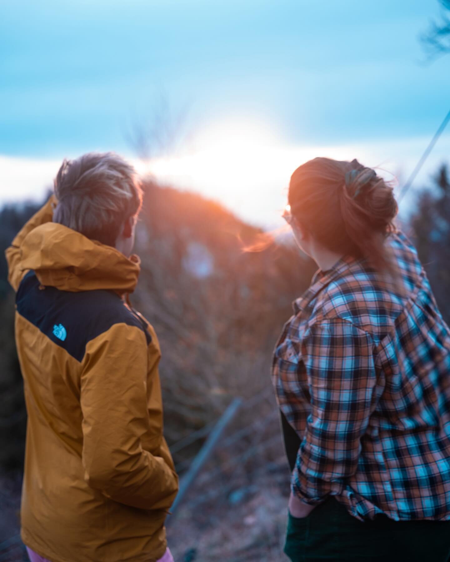 Mit dem Zeigerpointerauf den Sonnenuntergang 🌅 
Mit @lilian_tagro auf der H&uuml;tte
.
.

#hiking #gay #cute #austria #nieder&ouml;sterreich #&ouml;sterreich #sony #sonyalpha #sonyalphaiv #sigma24-70mmart #portrait #sunset #sonnenuntergang #sunsetph