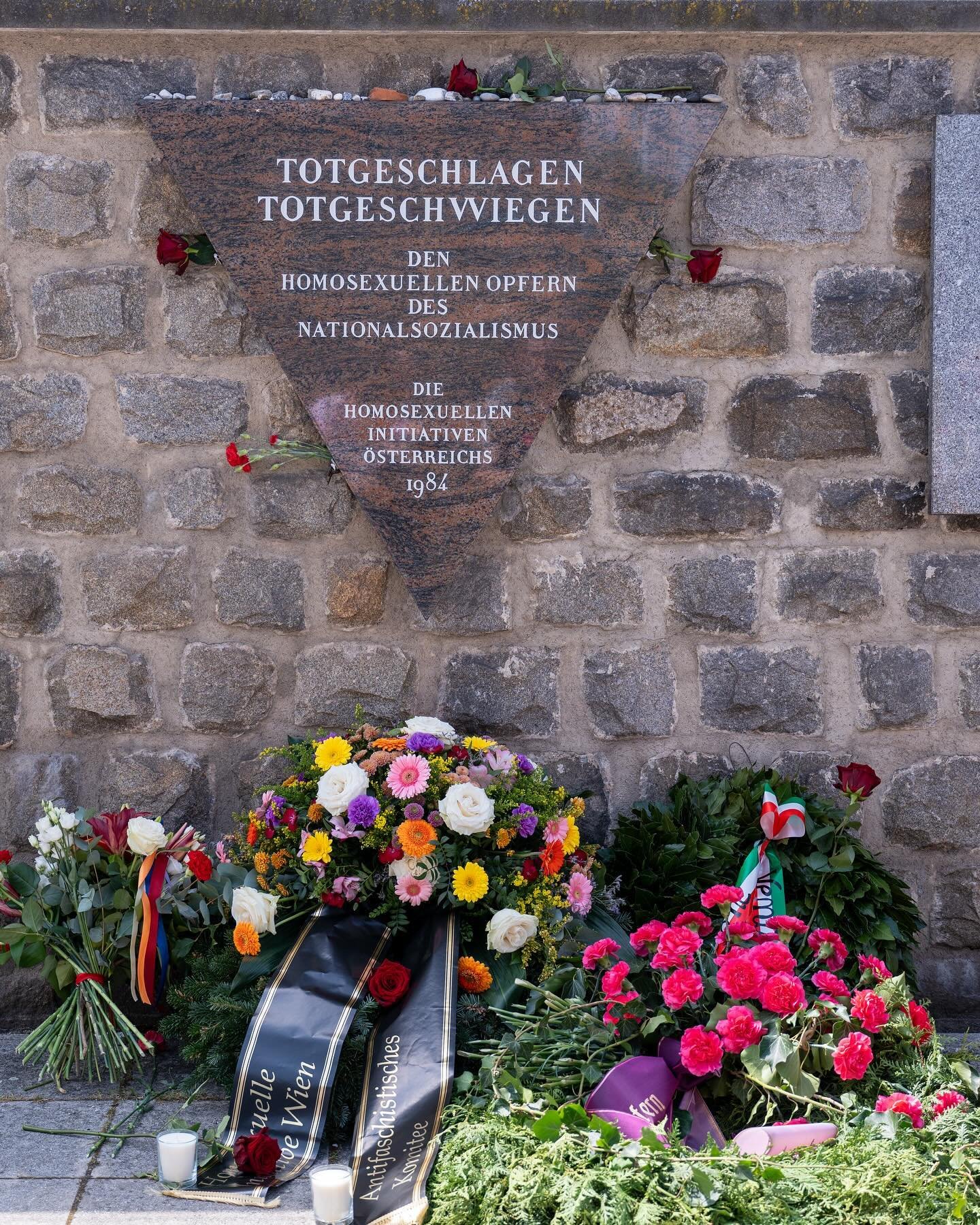 &bdquo;Totgeschlagen - Totgeschwiegen&ldquo;
Heute waren wir wieder bei der Befreiungsfeier des KZ Mauthausen unter dem Thema &bdquo;Recht und Gerechtigkeit im Nationalsozialismus&ldquo;, um an alle homosexuellen Opfer des Nationalsozialismus zu gede