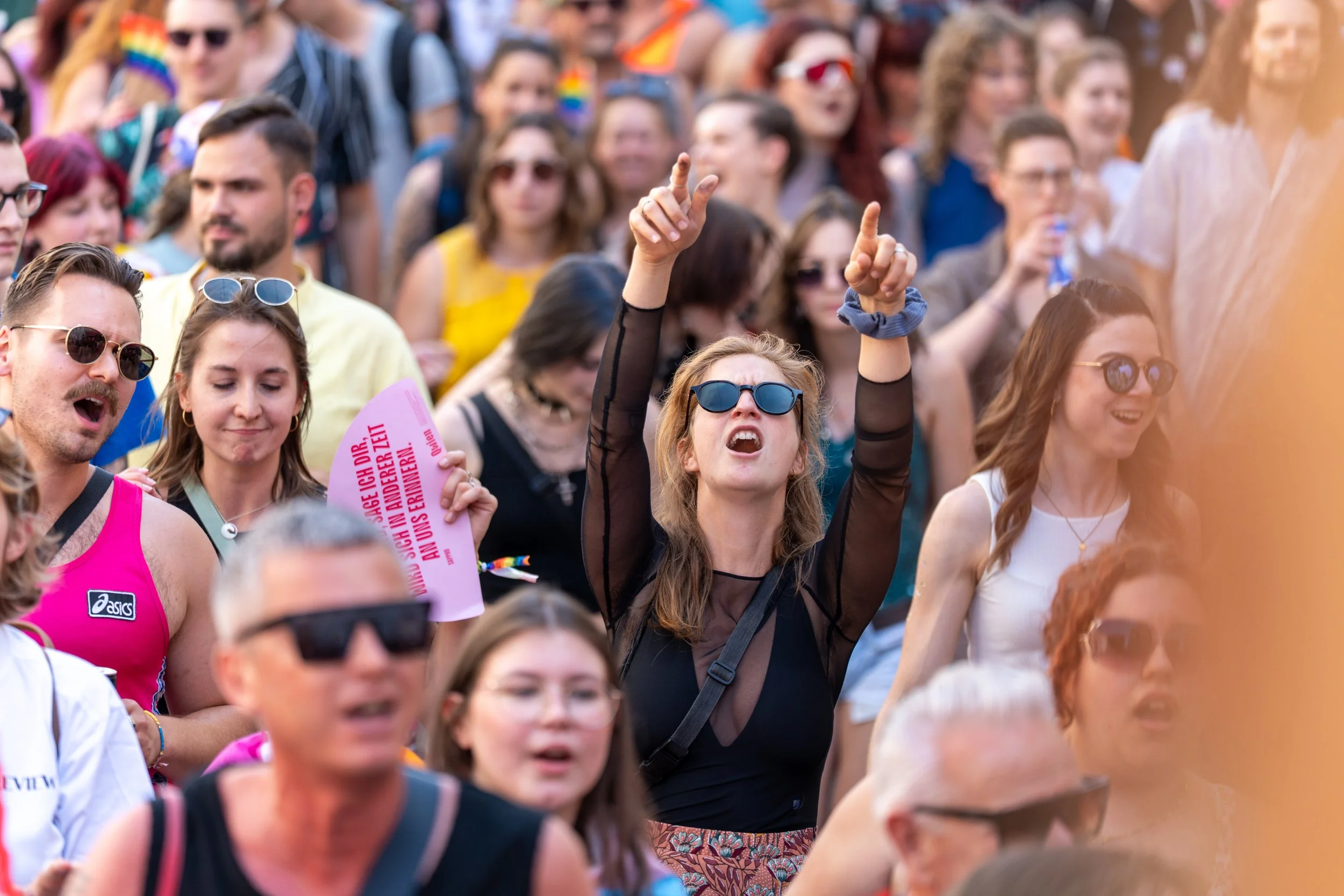 Pride-Fotografie beim Linz Pride 2025 – Fotograf mit Kamera