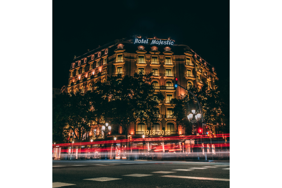 Power &amp; Light District Hotels vs Vacation Rentals: Which Is Better for Groups?