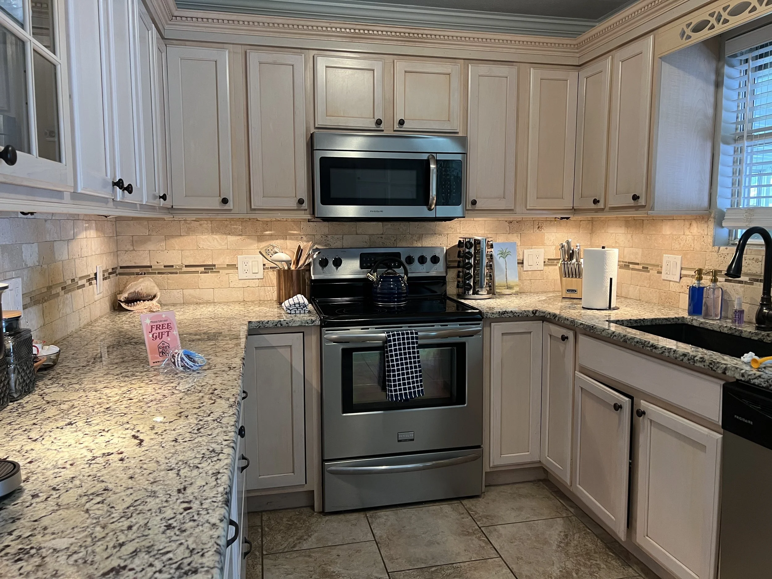 Mission Breeze Cozy In KC Rental (12).jpg