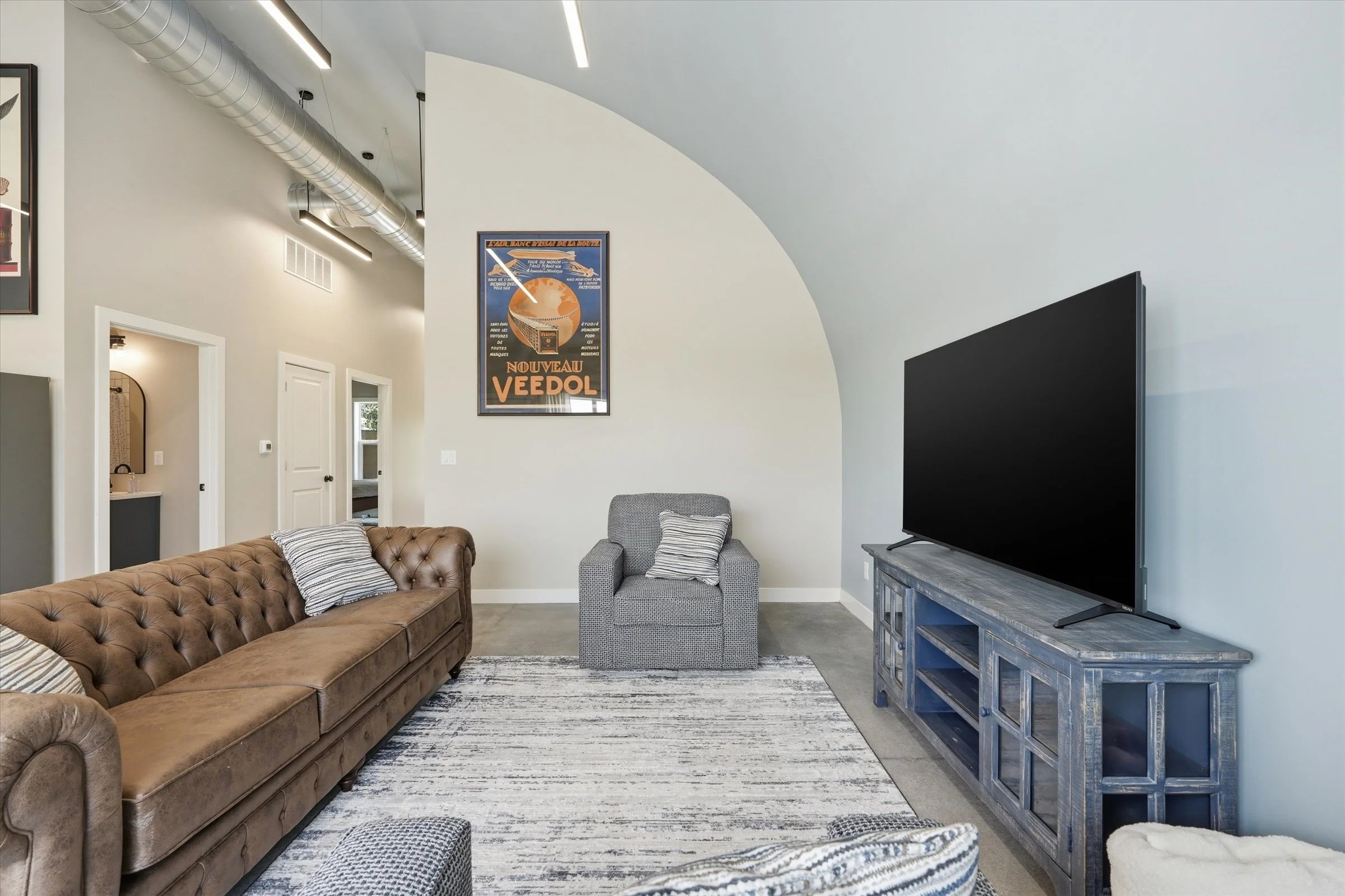 Hangar 1 and 2 Cozy in KC Airbnb VRBO Pleasant Hill (42).jpg
