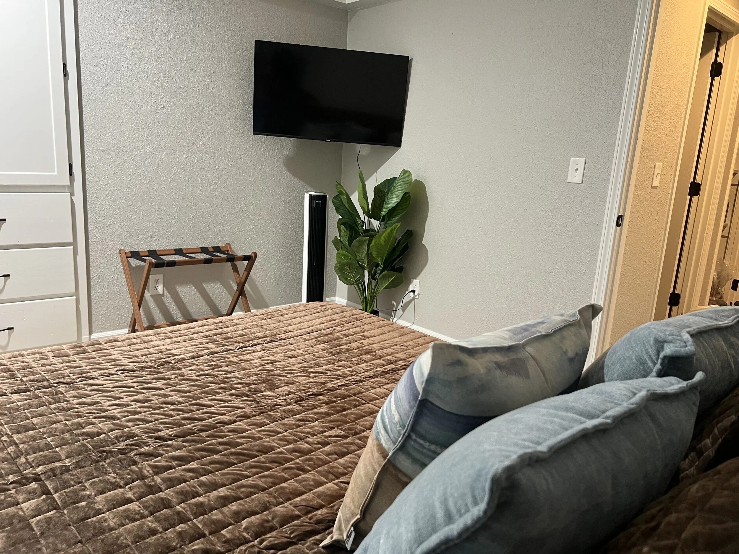 Mission Breeze Cozy In KC Rental (4).jpg