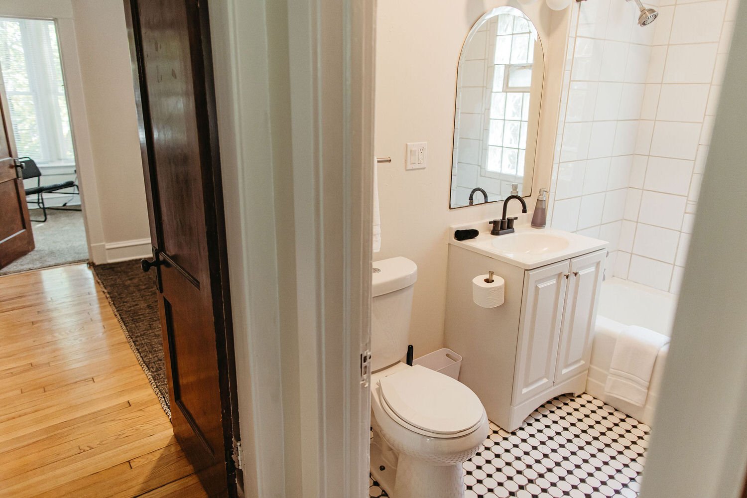 airbnb300.jpg