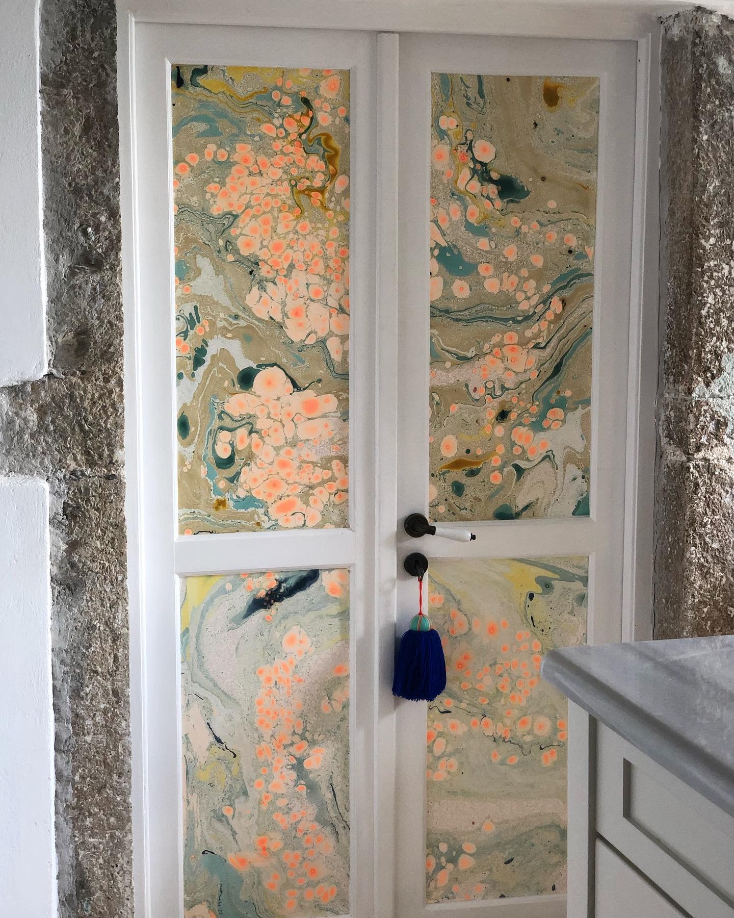 A very happy morning marbling the panels of these doors. Sorry to cut up the beautiful paper by @natmaks Natasha and I share a passion for marbling as you might see from my own work&hellip;  @fenellaelms 

#marbling #natmaks #homedecor #corfu