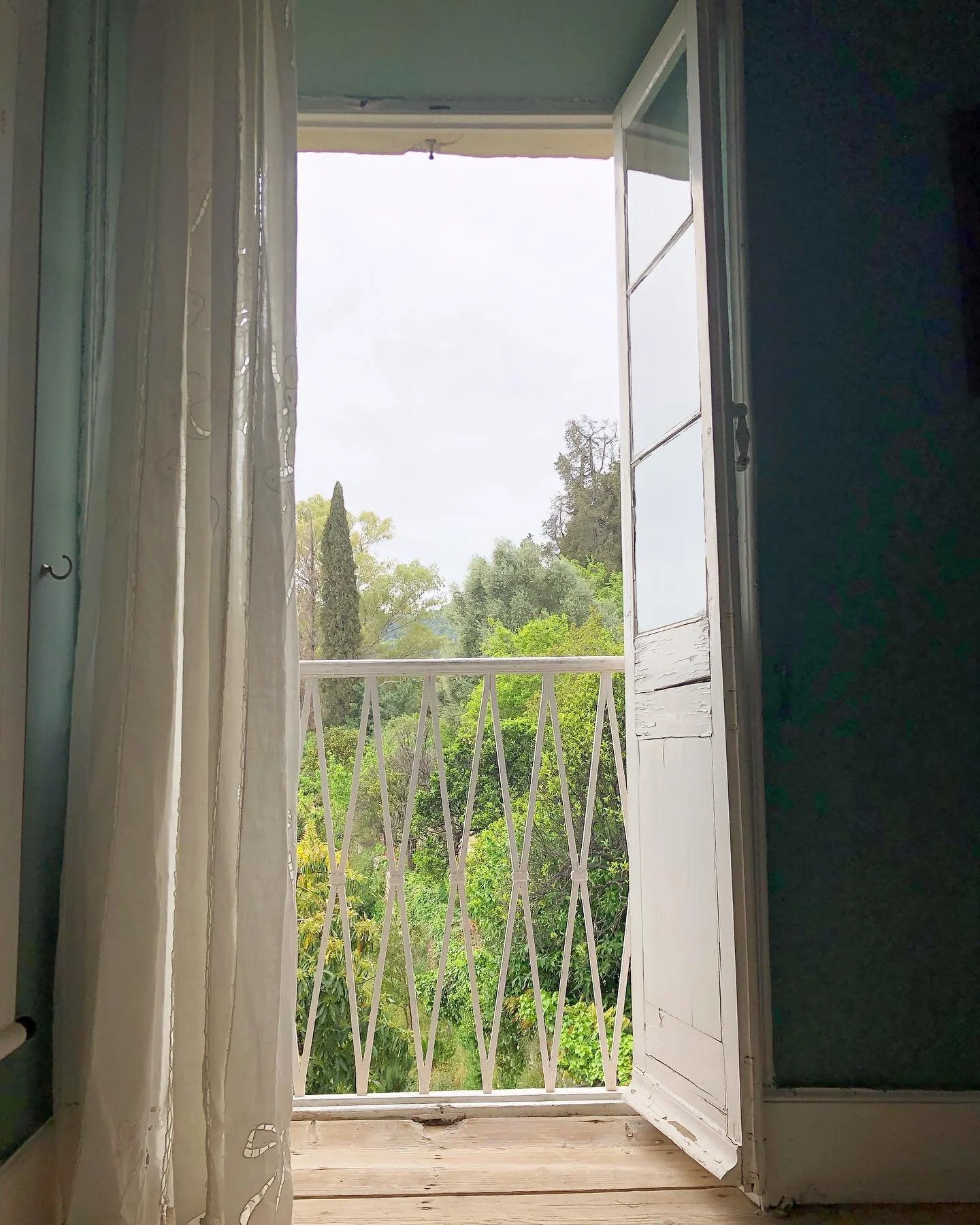 I&rsquo;m going to miss this house! So much to enjoy, unchanged and mercifully left alone to age. 

@anastasia_miari #pinkhouse #pinkhousesanstefano #manessifamily