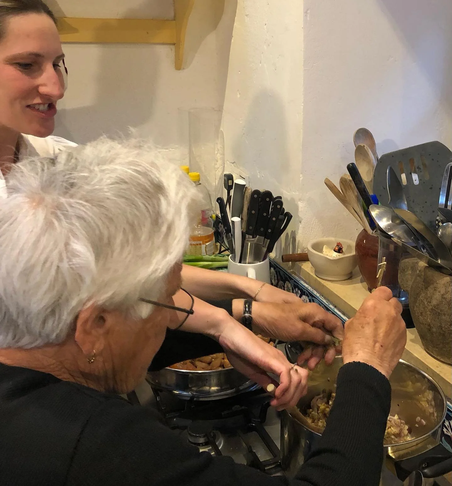 Many hands in the kitchen for watching and learning from @anastasia_miari under the critical eye of her Yiayia 

#stuffedvegetables #stuffedpeppers #stuffedtomatoes #tsatsiki #spanokopita #granddishes