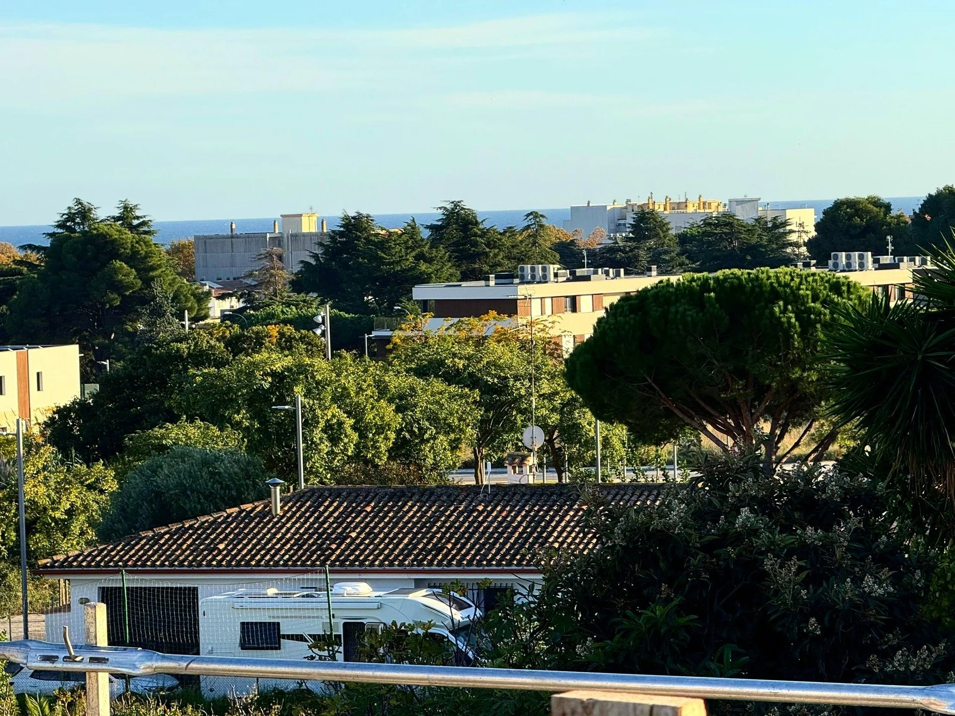 Continuen les obres a Residencial S'Agar&oacute; Nou. En aquesta promoci&oacute; d'un habitatge unifamiliar a&iuml;llat en una parcel&middot;la de 531m2 hem pujat la primera planta i ja veiem el mar 😍

Continuen las obras en Residencial S'Agar&oacut