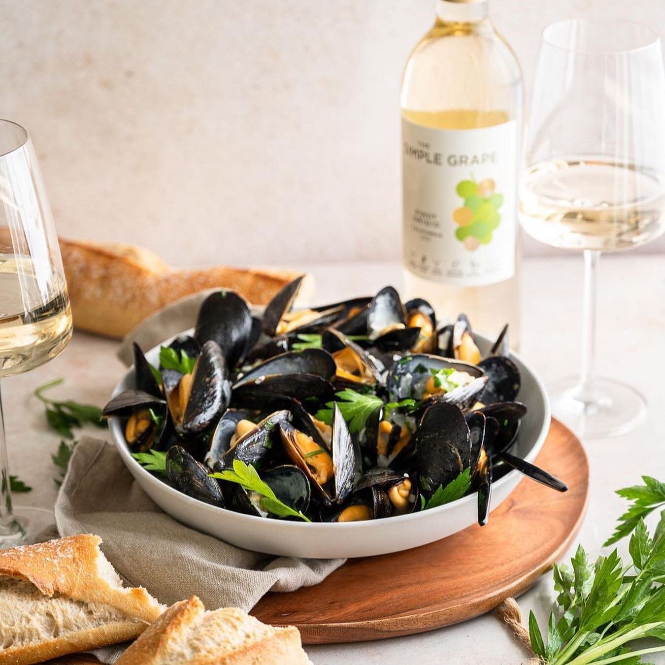 With the weather heating up, we&rsquo;re cracking open a chilled bottle of our Pinot Grigio and recreating @tasting.with.tina&rsquo;s Garlic Butter Mussels!⁠
⁠
Garlic Butter Mussels recipe:⁠
2 lb Mussels ⁠
4 tablespoons unsalted butter⁠
1 white onion