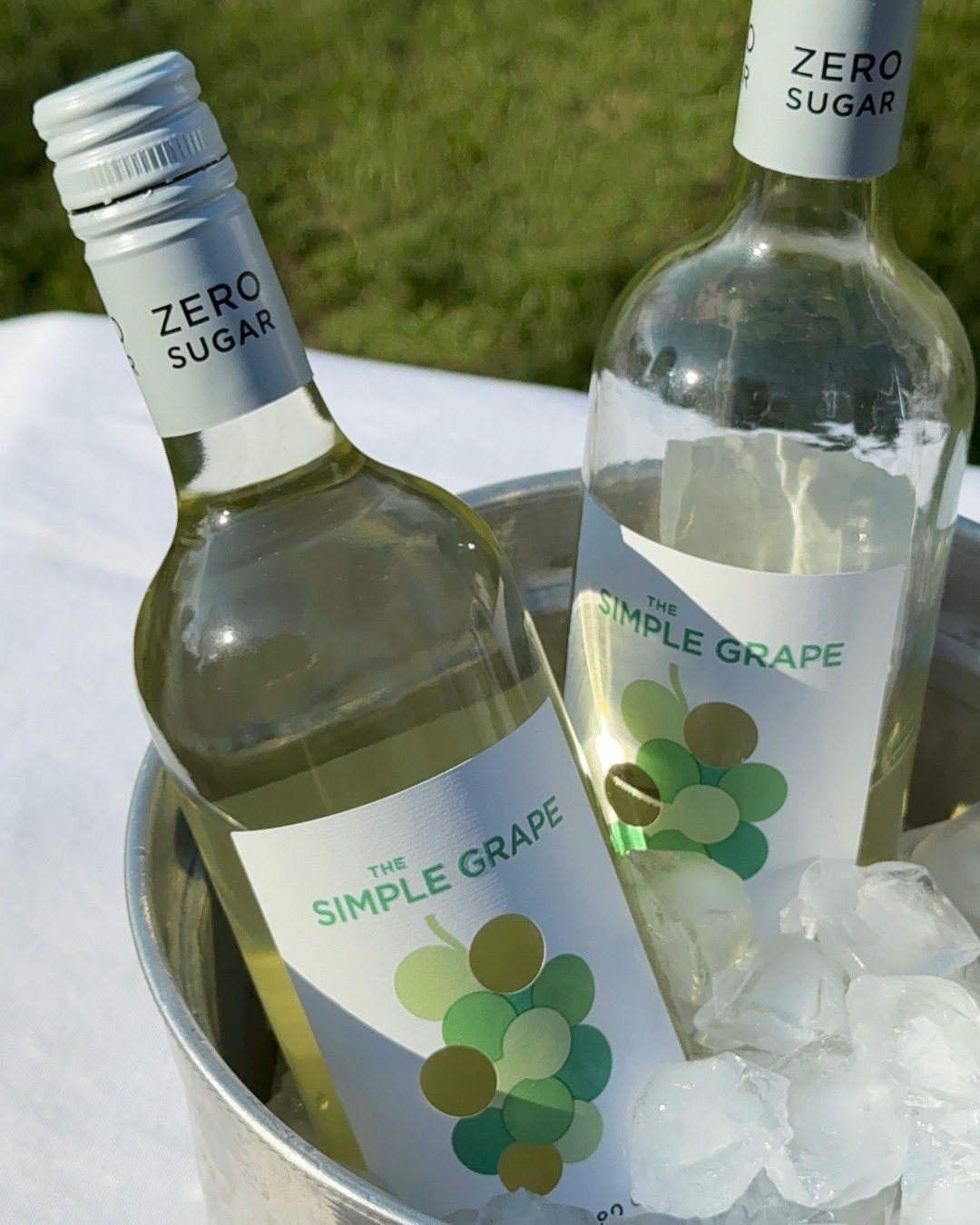 Our Sauvignon Blanc arrived just in time for patio season! Perfectly chilled, effortlessly refreshing 🍋✨